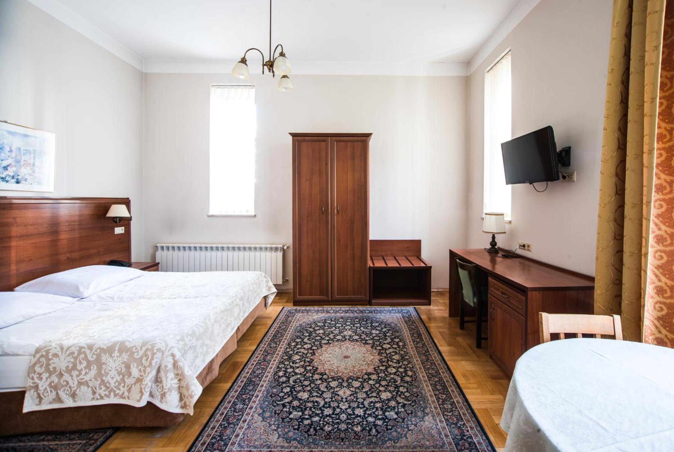 Double or Twin Room - Photo 3