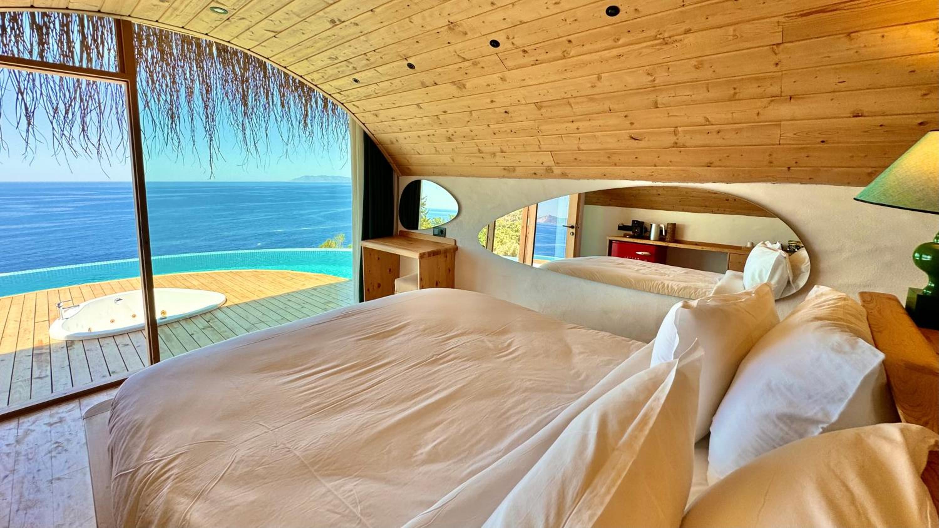 Deluxe Bungalow with Sea View - Photo 11