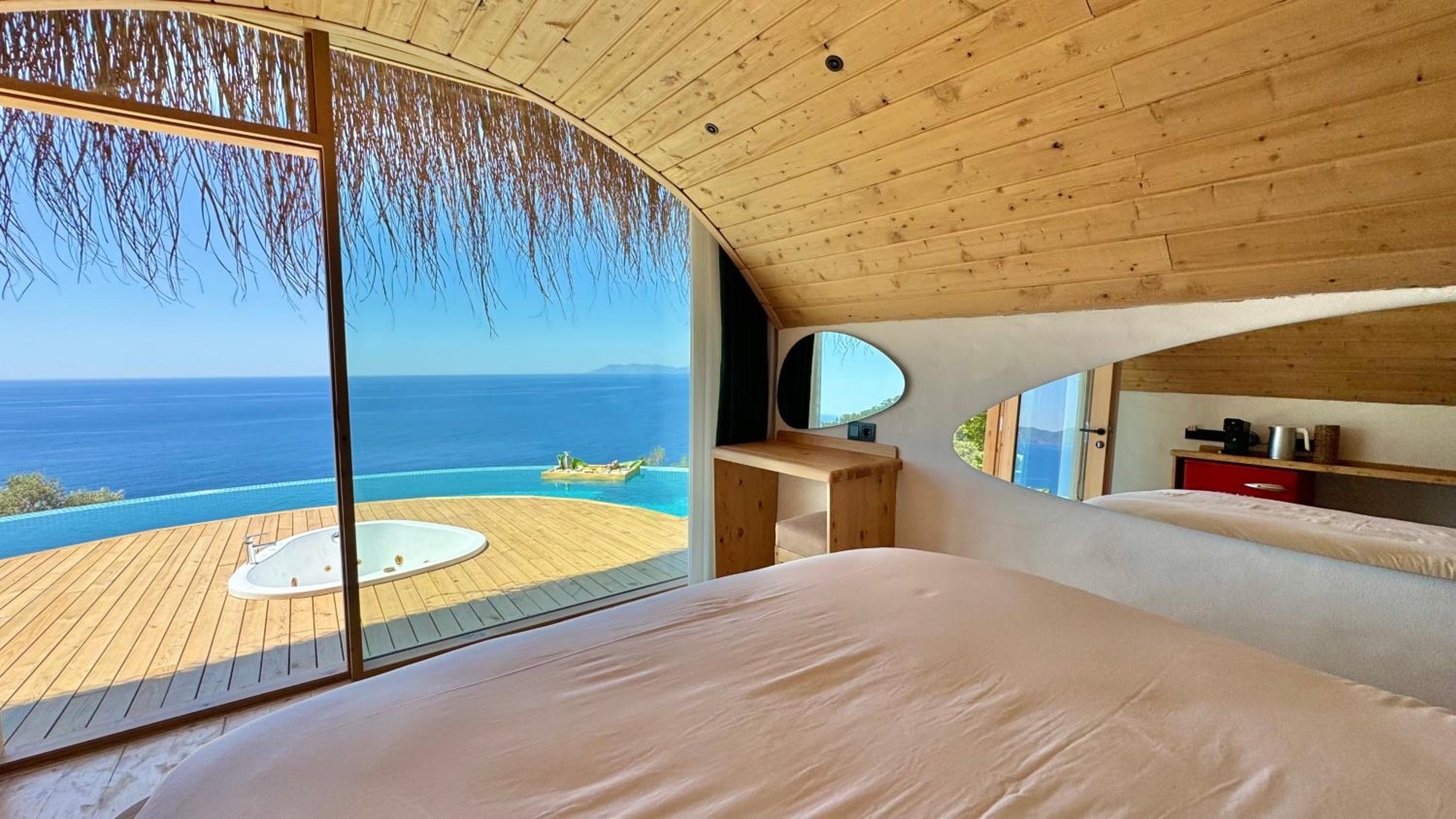 Deluxe Bungalow with Sea View - Photo 8