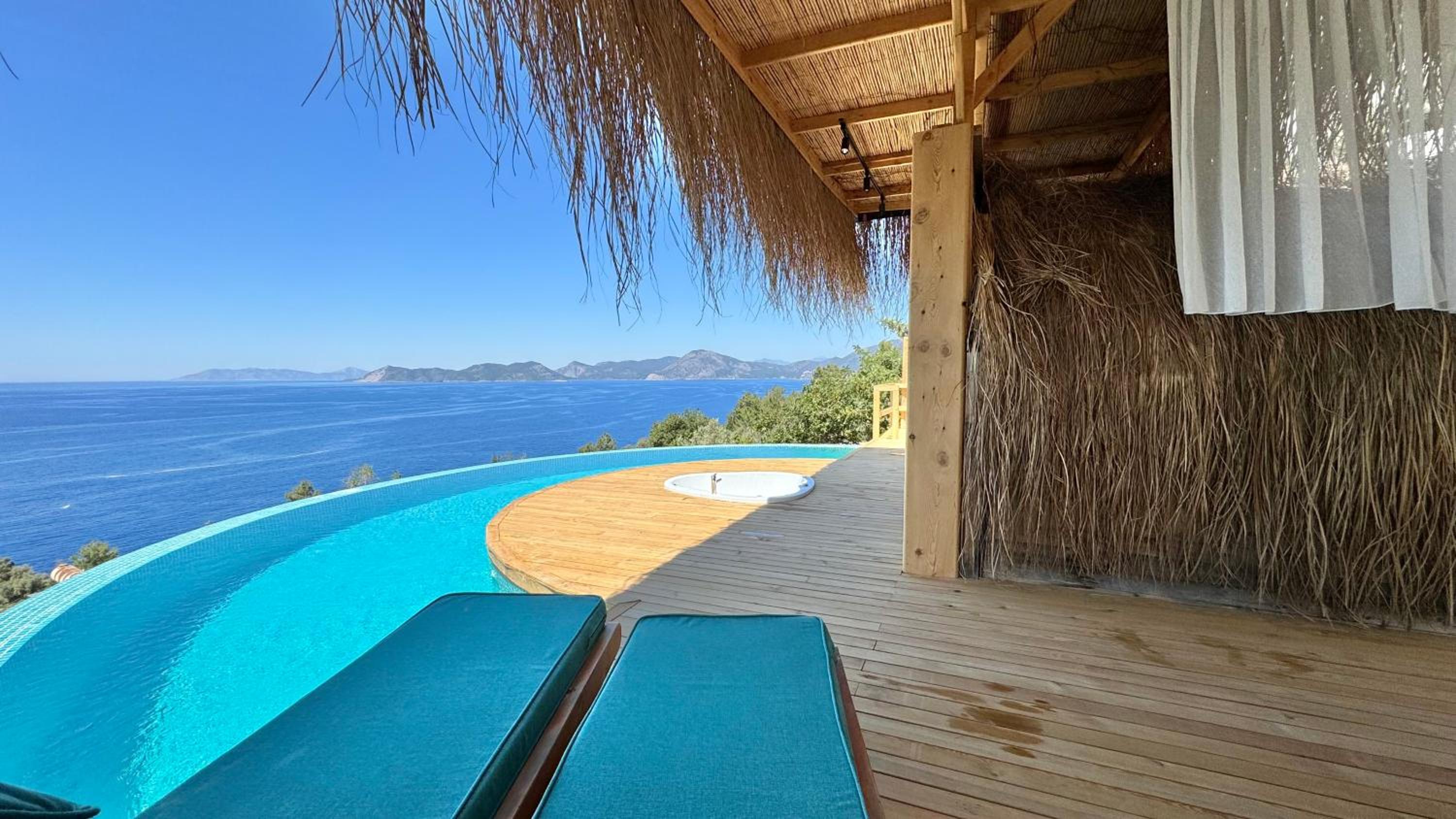 Deluxe Bungalow with Sea View - Photo 3