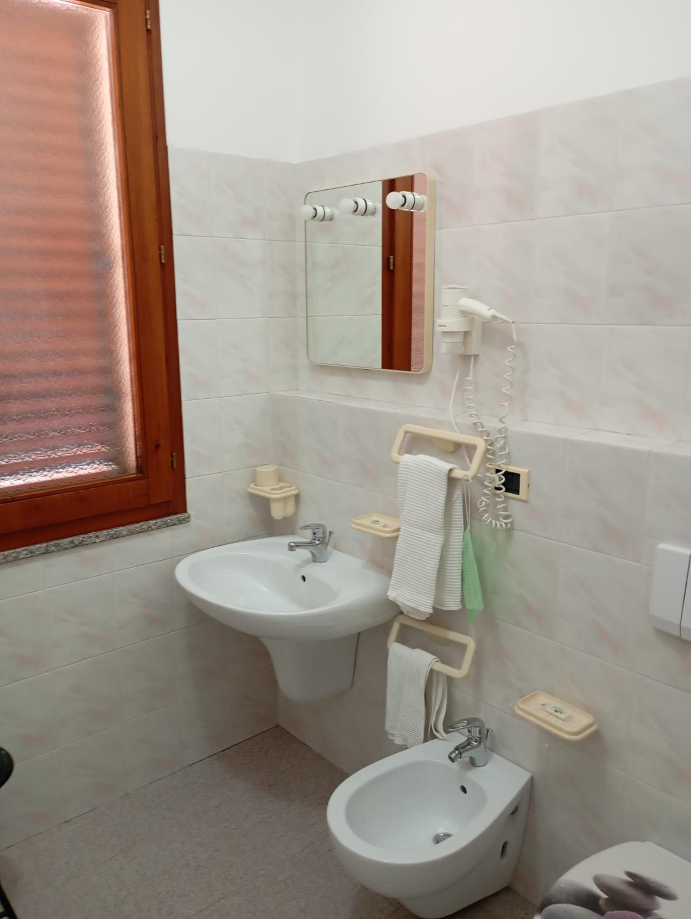 Economy Double Room - Photo 5