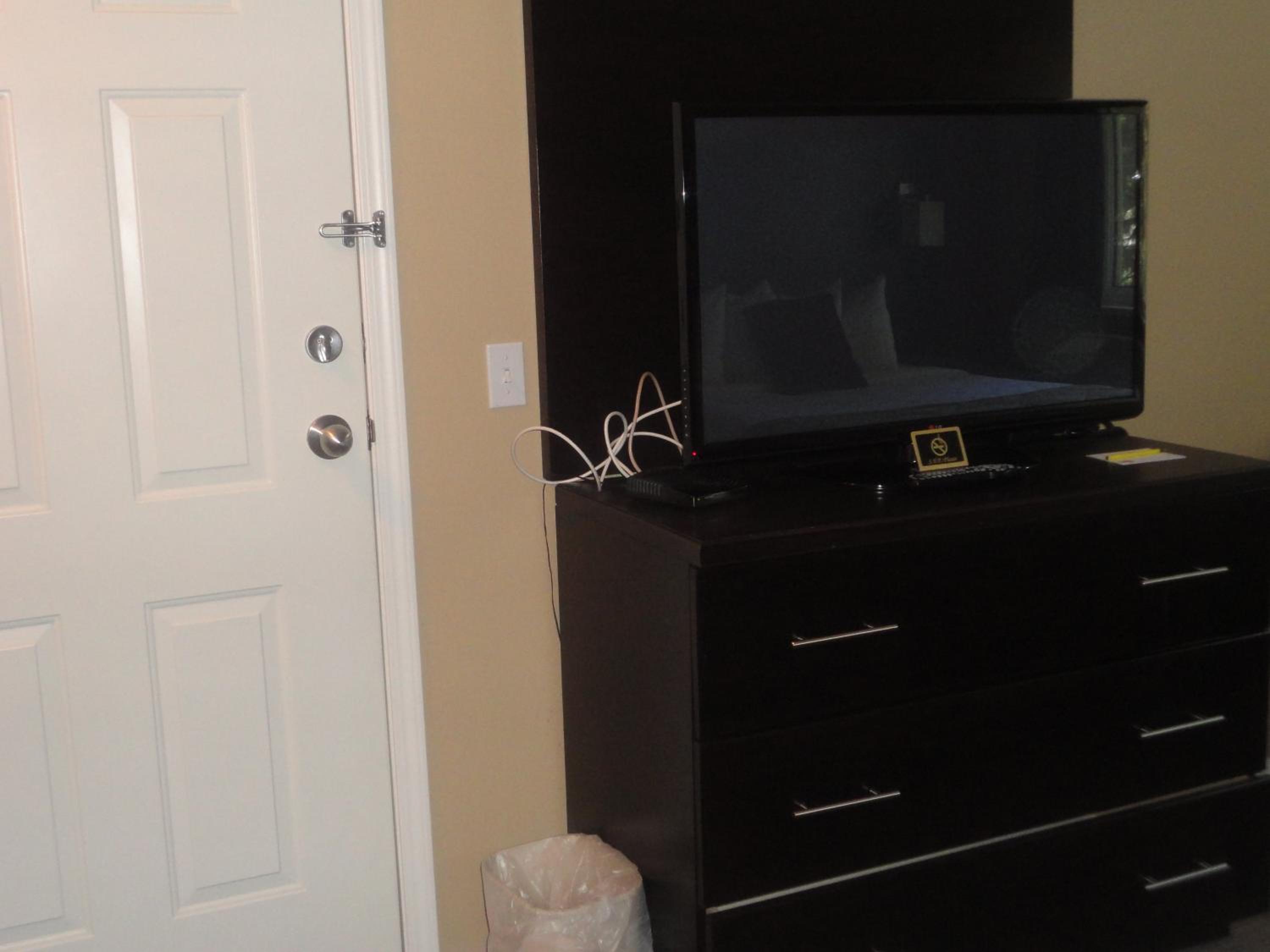 Queen Room with Two Queen Beds - Non-Smoking - Photo 6