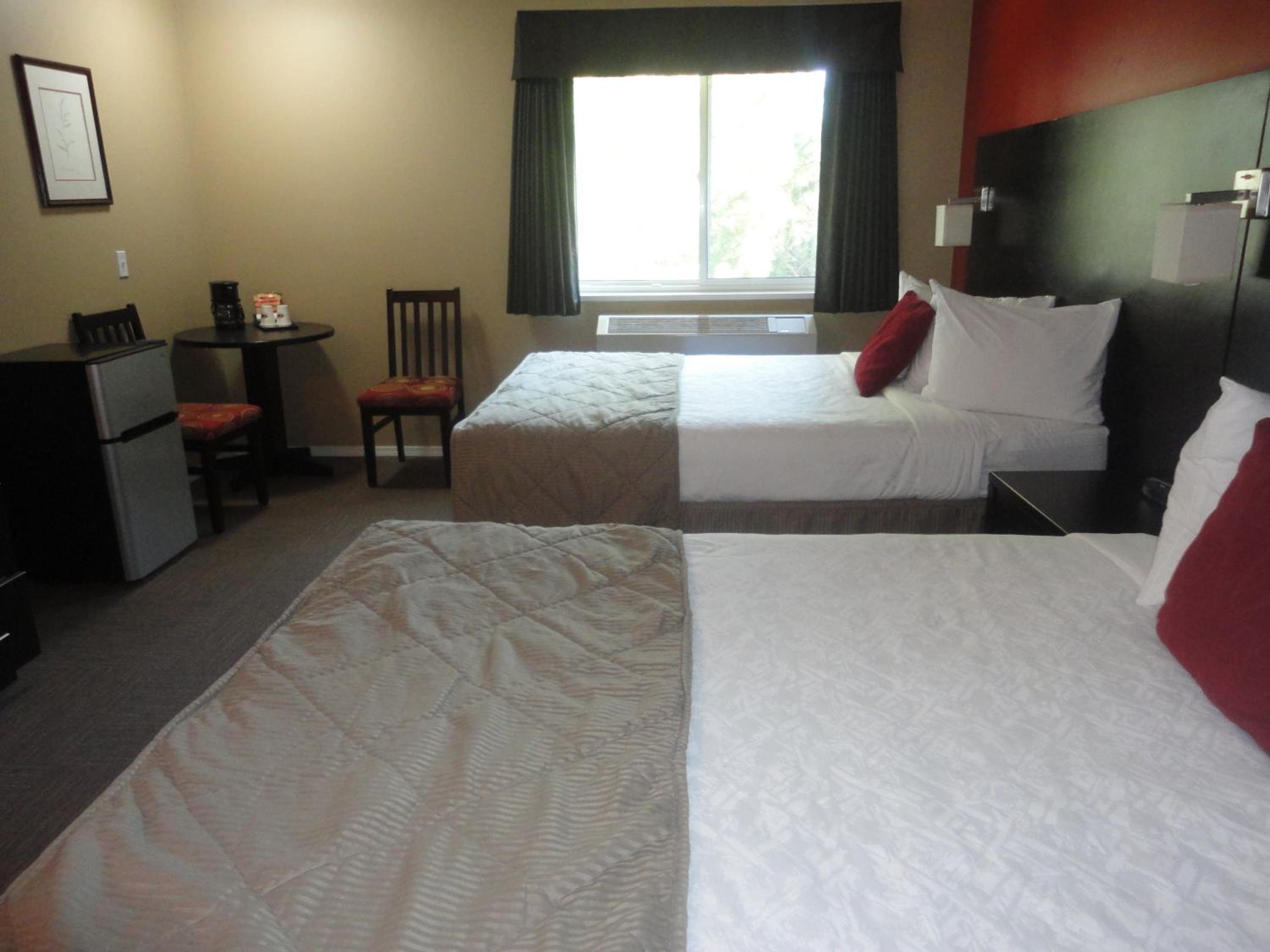 Queen Room with Two Queen Beds - Non-Smoking - Photo 5