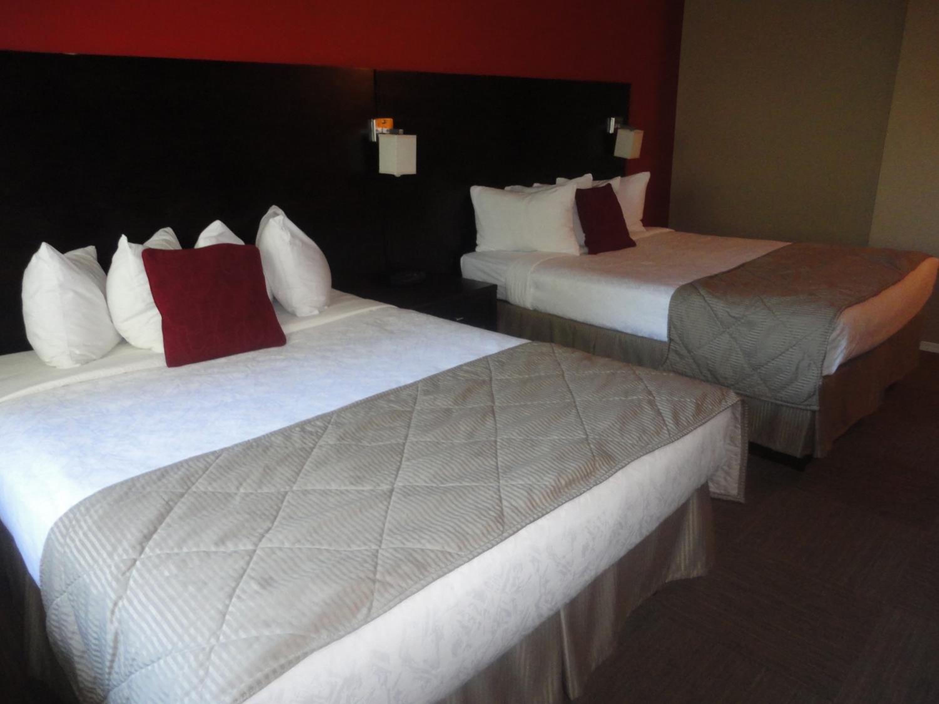 Queen Room with Two Queen Beds - Non-Smoking - Photo 7