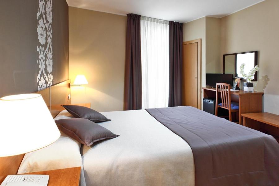 Double or Twin Room thumbnail 6