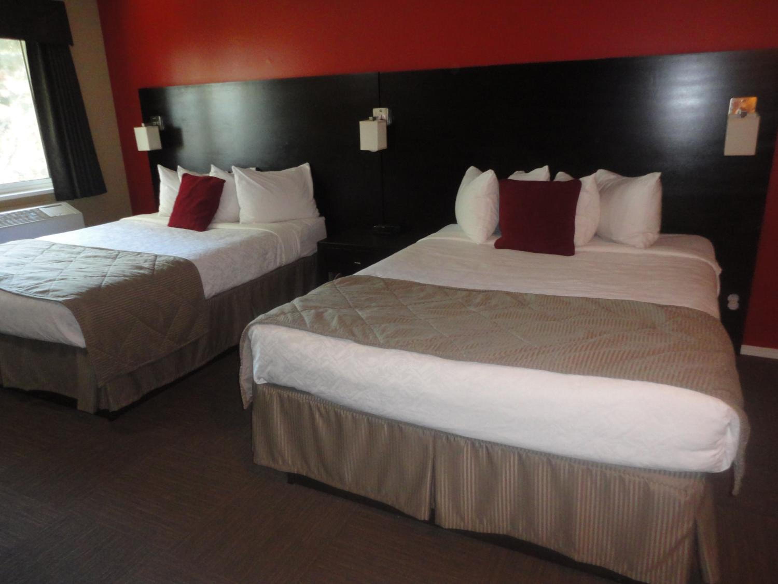 Queen Room with Two Queen Beds - Non-Smoking - Photo 1
