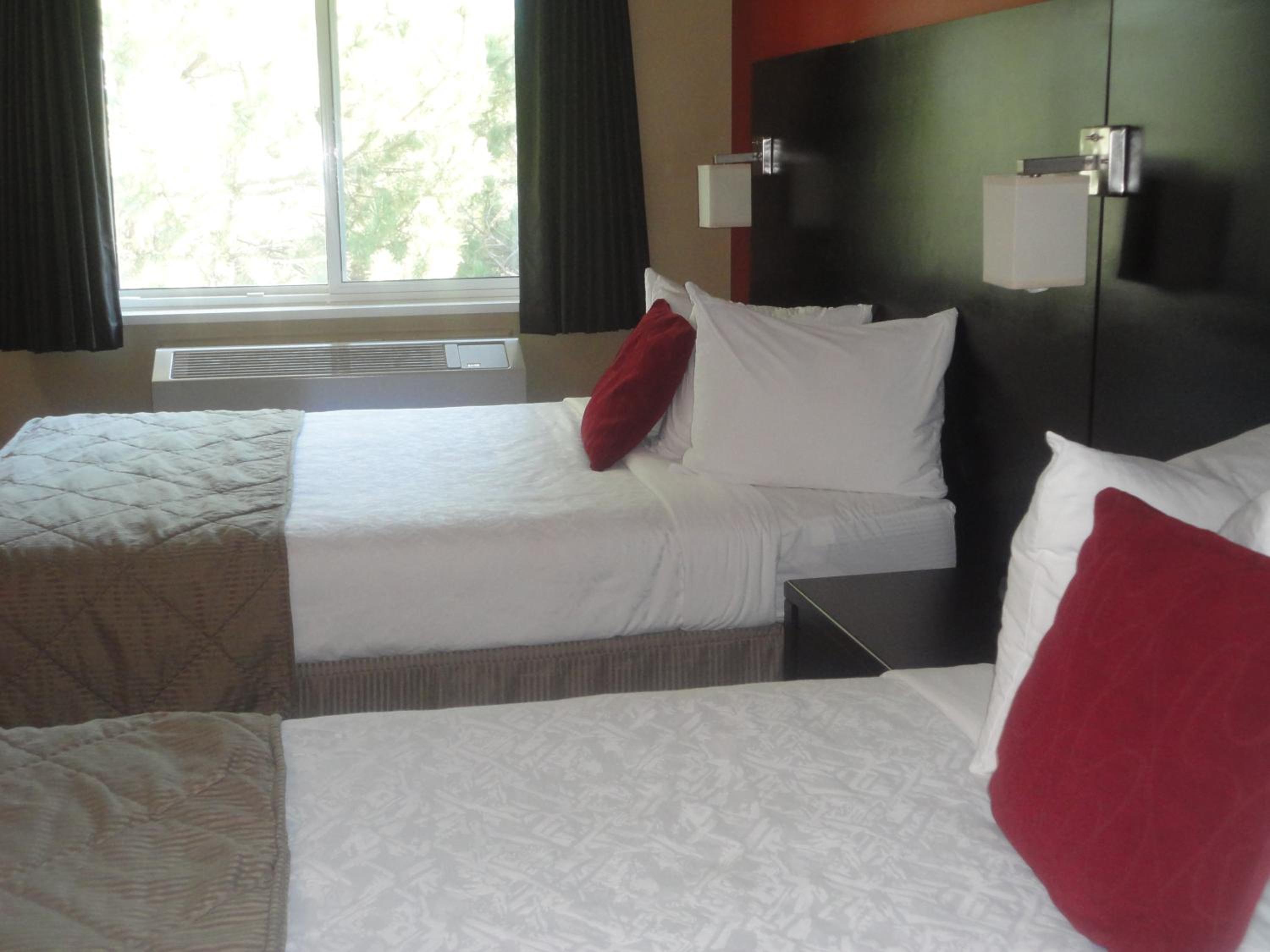 Queen Room with Two Queen Beds - Non-Smoking - Photo 4