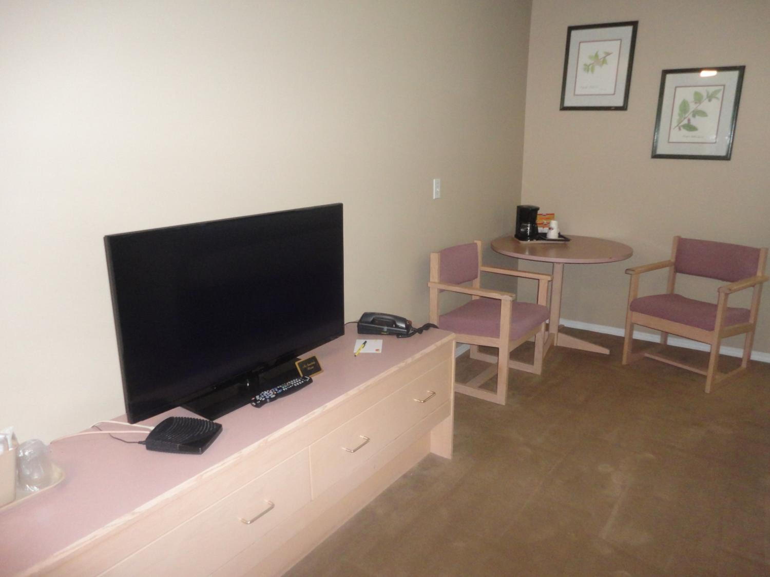 Queen Room with Two Queen Beds - Non-Smoking - Photo 5