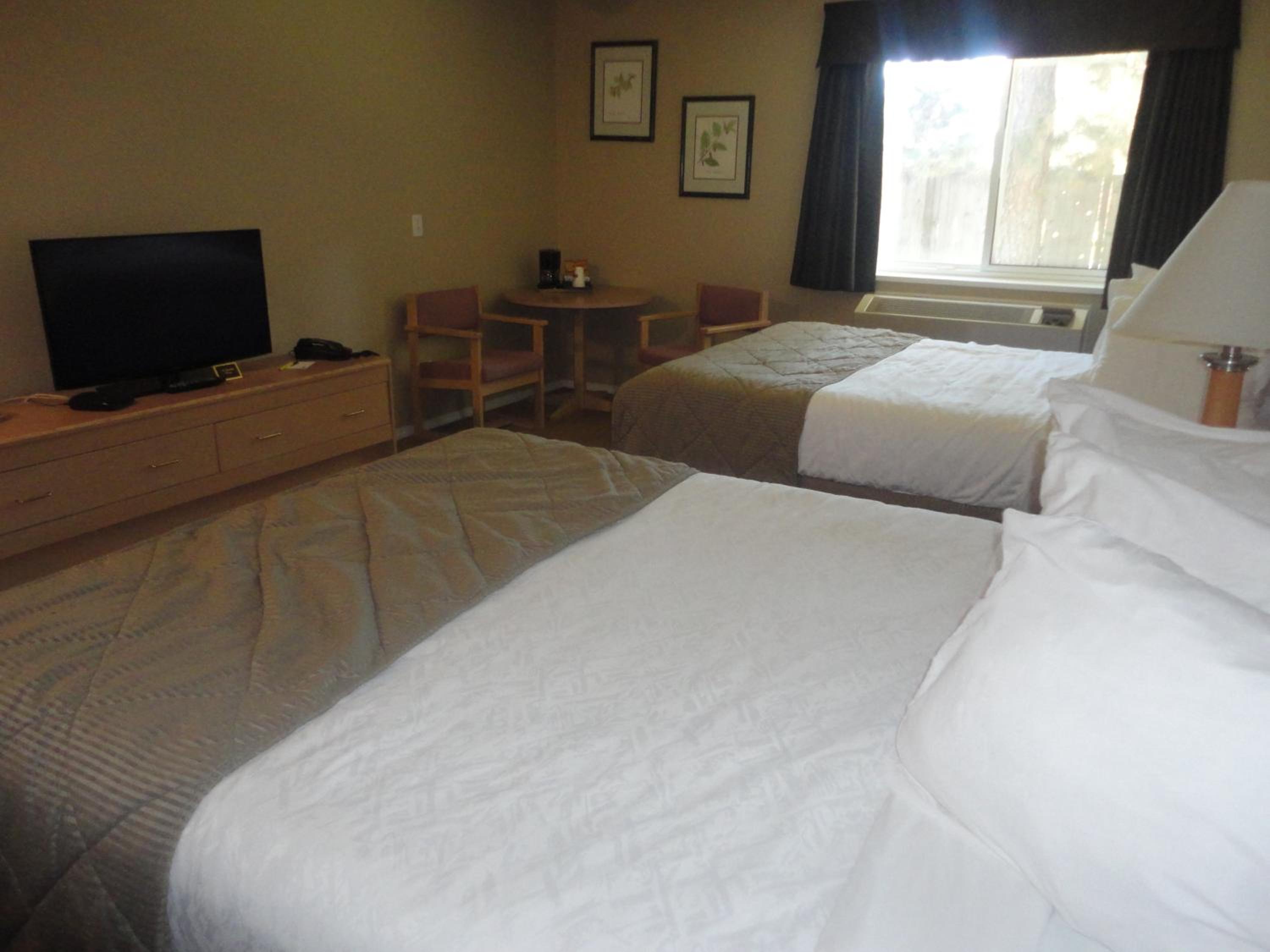 Queen Room with Two Queen Beds - Non-Smoking - Photo 2
