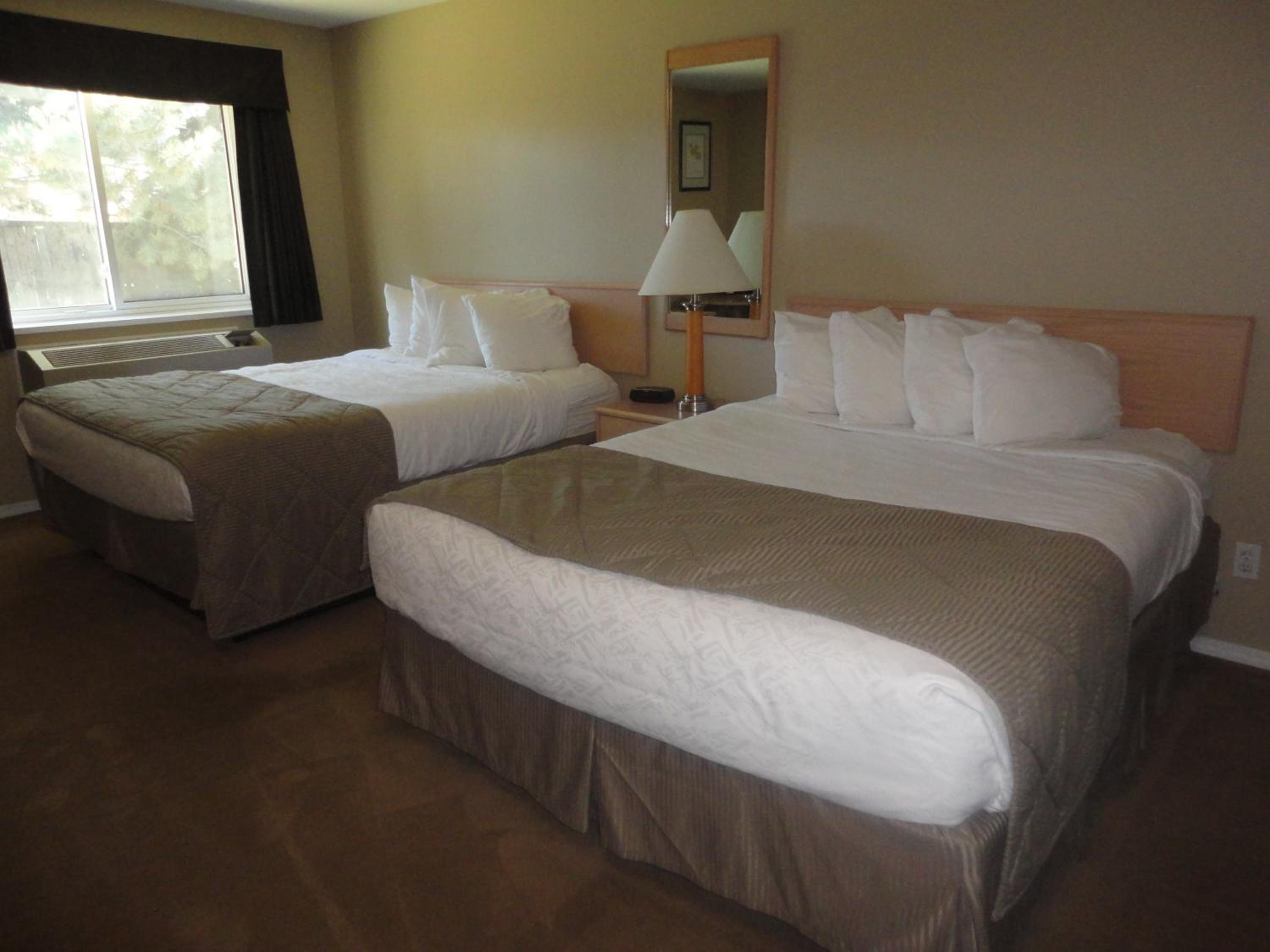 Queen Room with Two Queen Beds - Non-Smoking - Photo 4