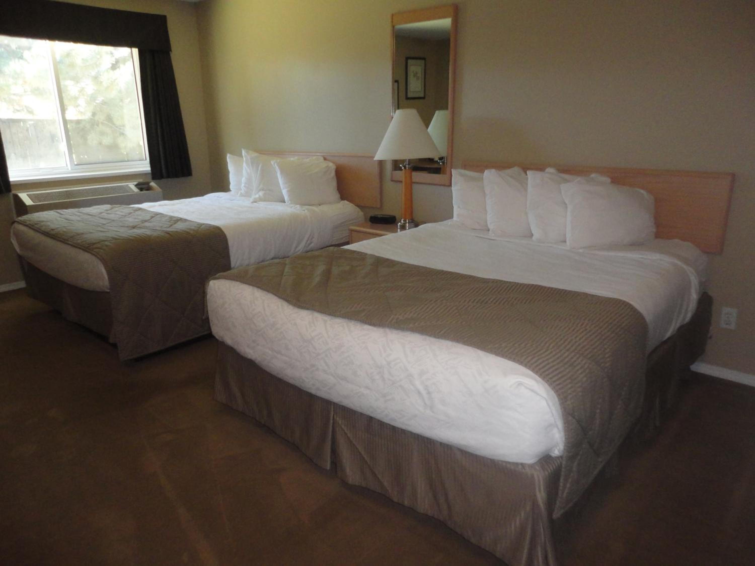 Queen Room with Two Queen Beds - Non-Smoking - Photo 3