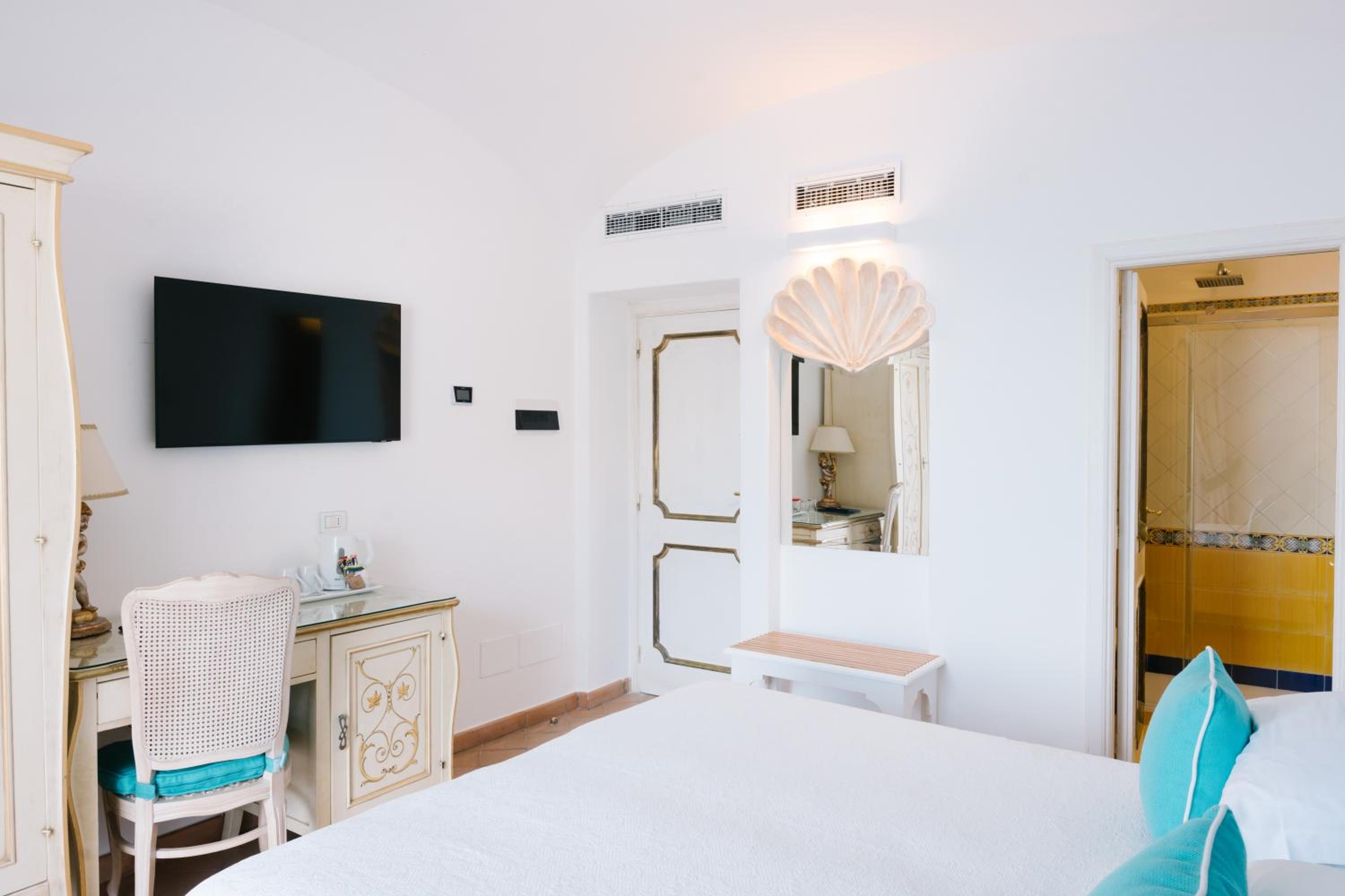 Queen Room with Outdoor Spa Bath and Large Terrace Sea View - Photo 4