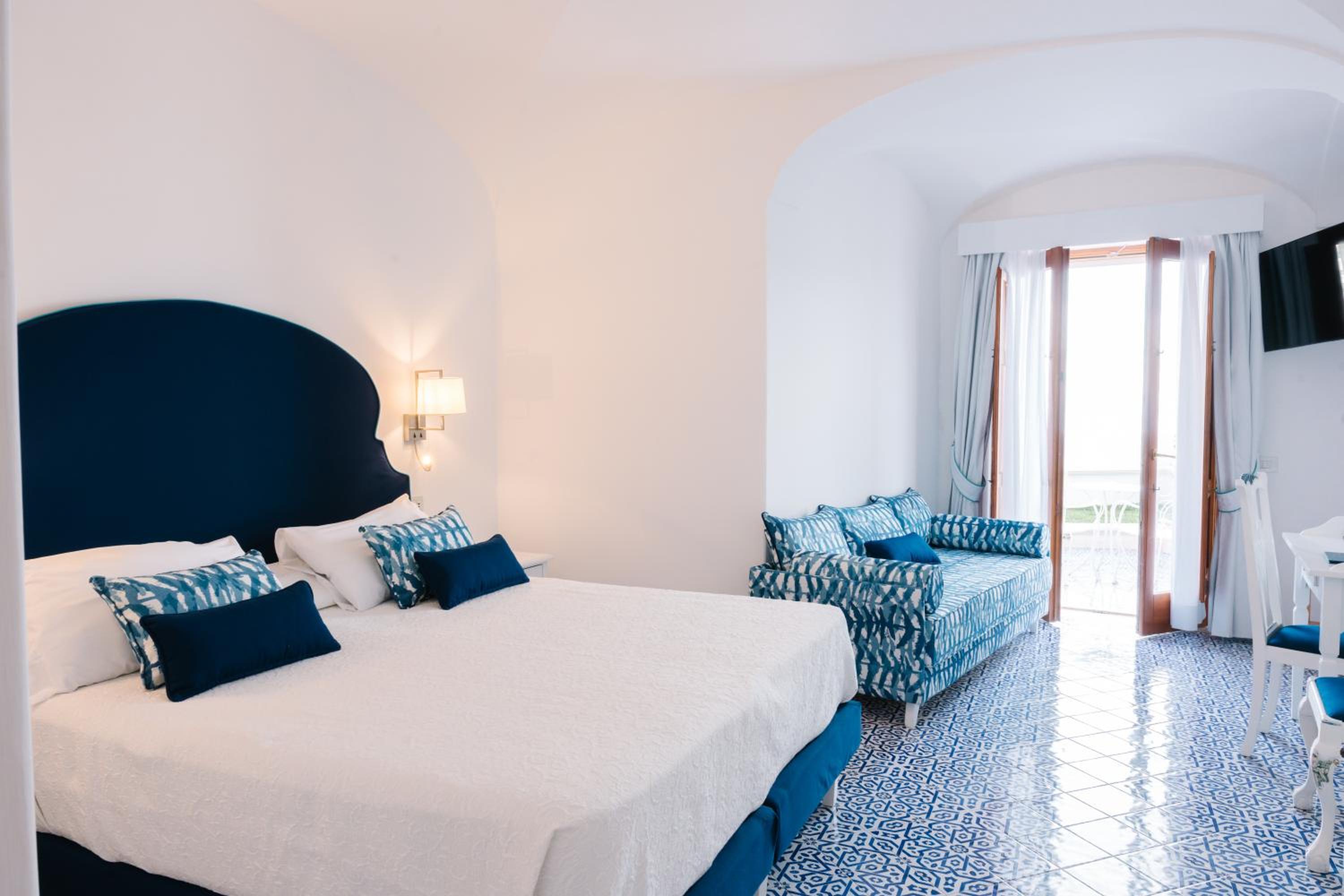 Superior Quadruple Room with Sea View - Photo 5