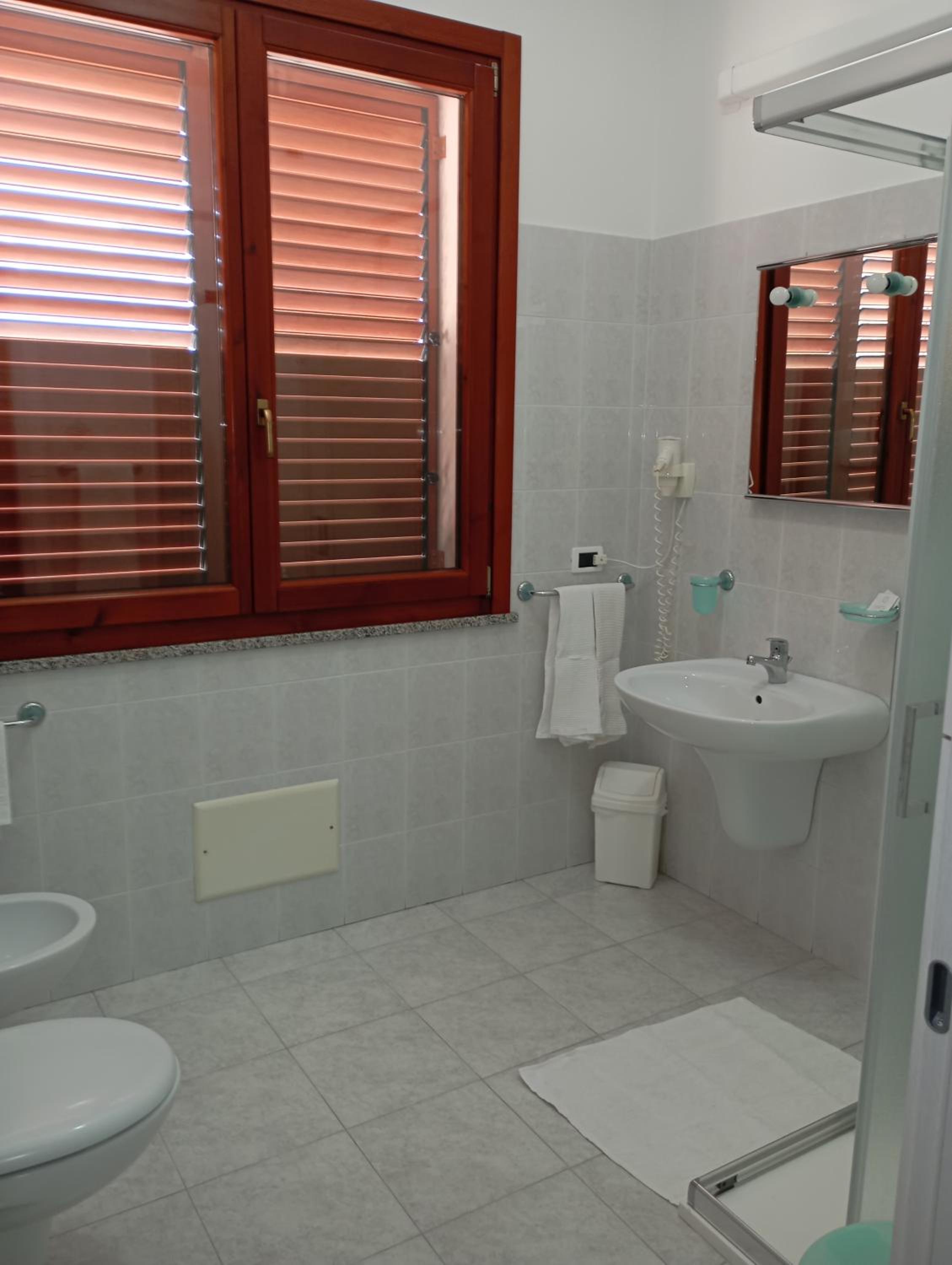 Quadruple Room with Balcony - Photo 2