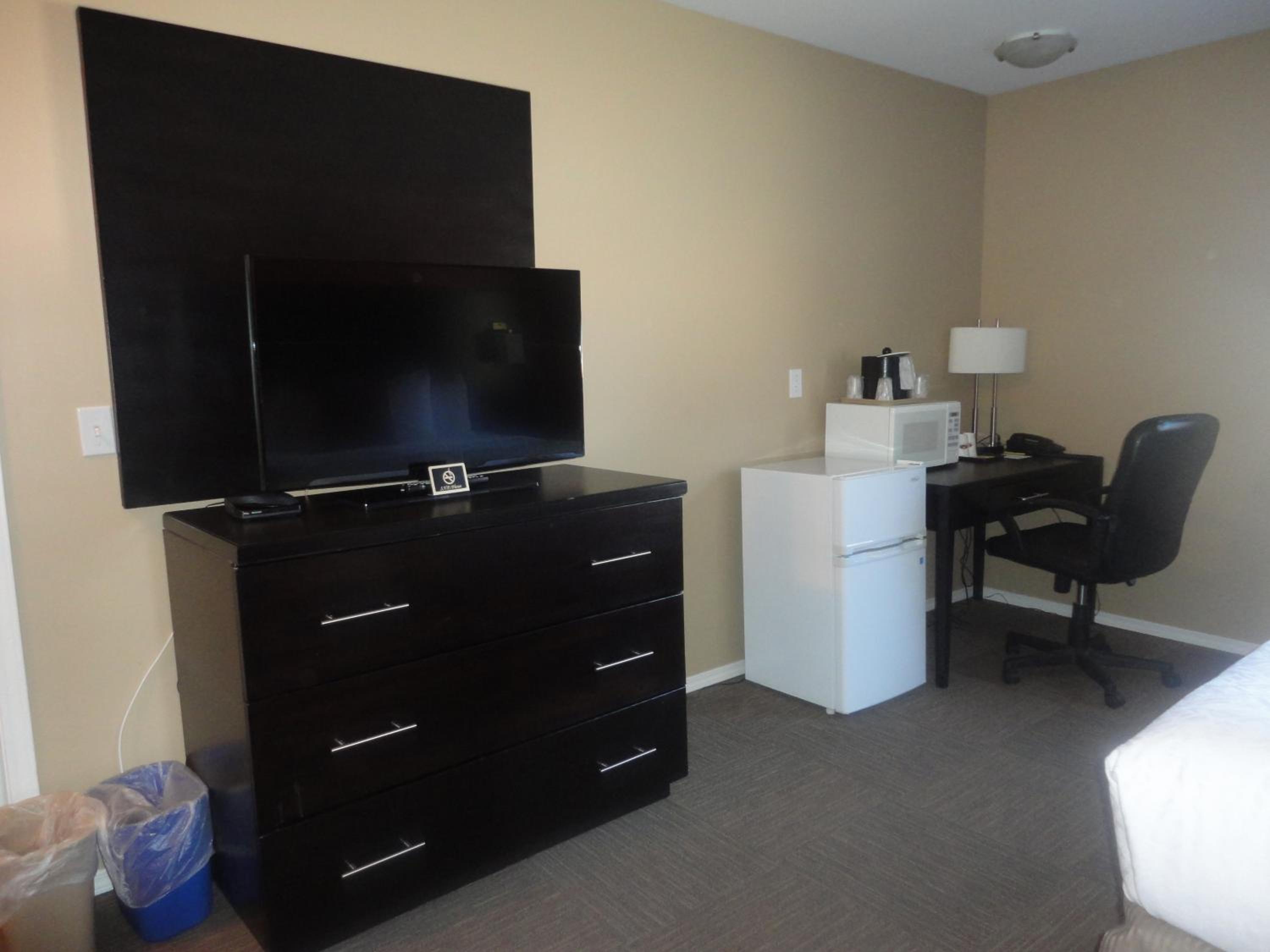 Deluxe King Room - Non-Smoking - Photo 5