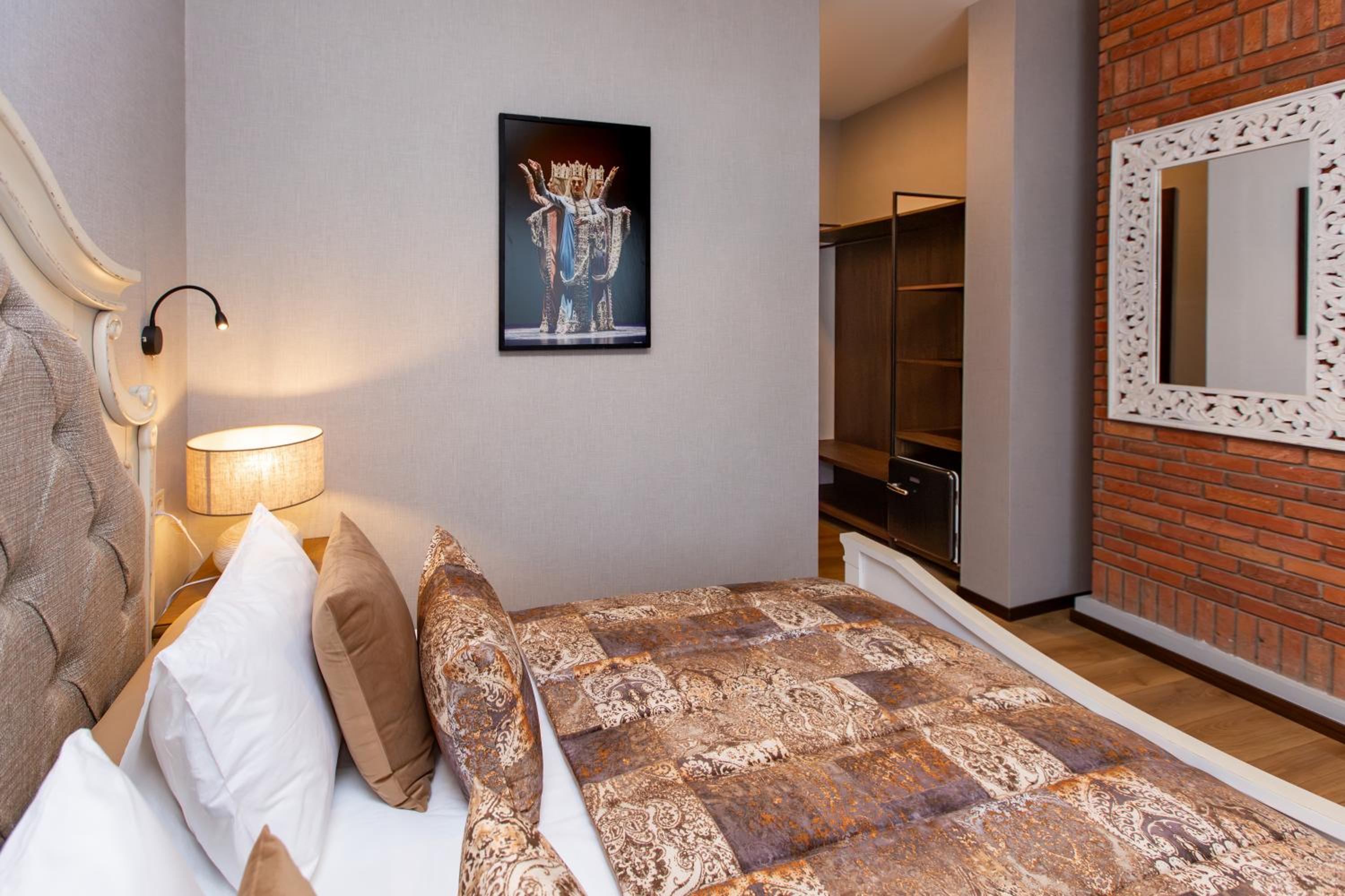 Standard Queen Room - Photo 9