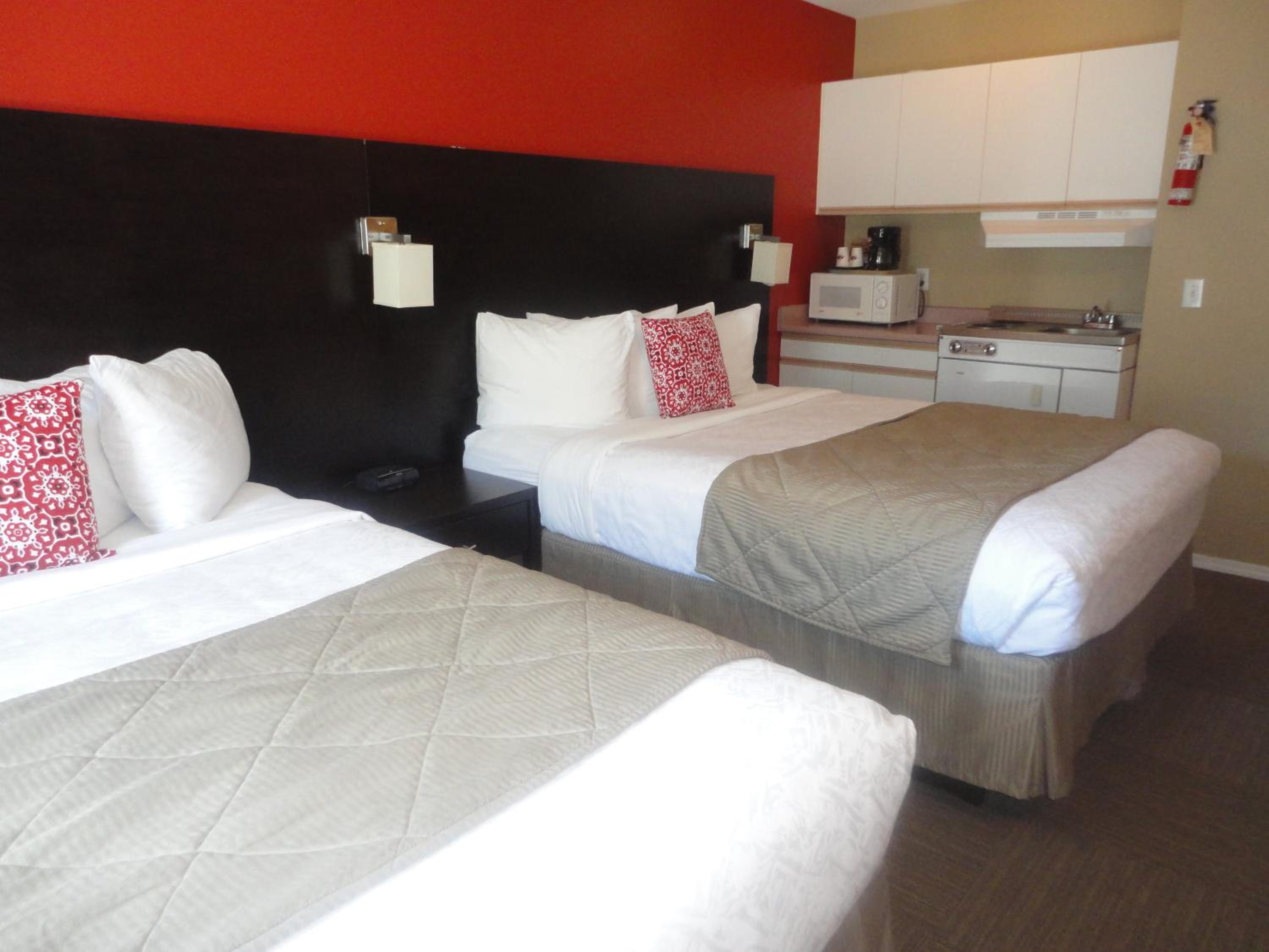 Queen Studio with Two Queen Beds - Non-Smoking - Photo 2