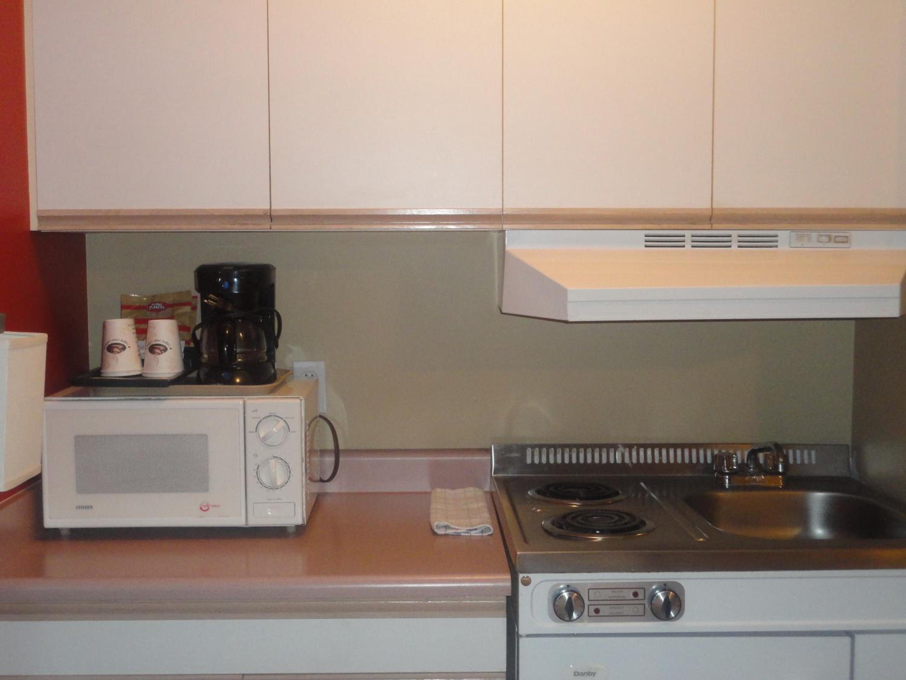 Queen Studio with Two Queen Beds - Non-Smoking - Photo 5