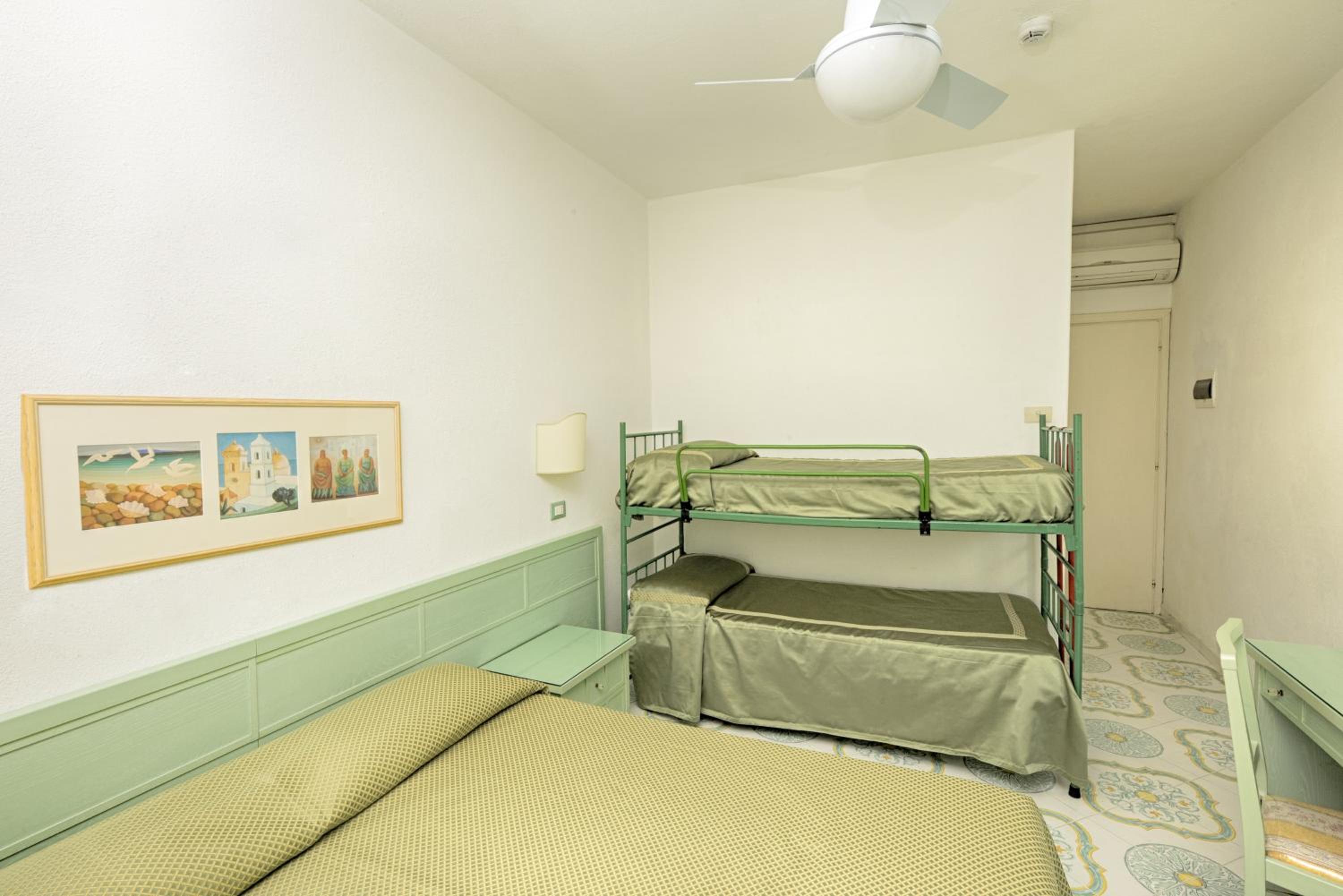 Economy Quadruple Room - Photo 3