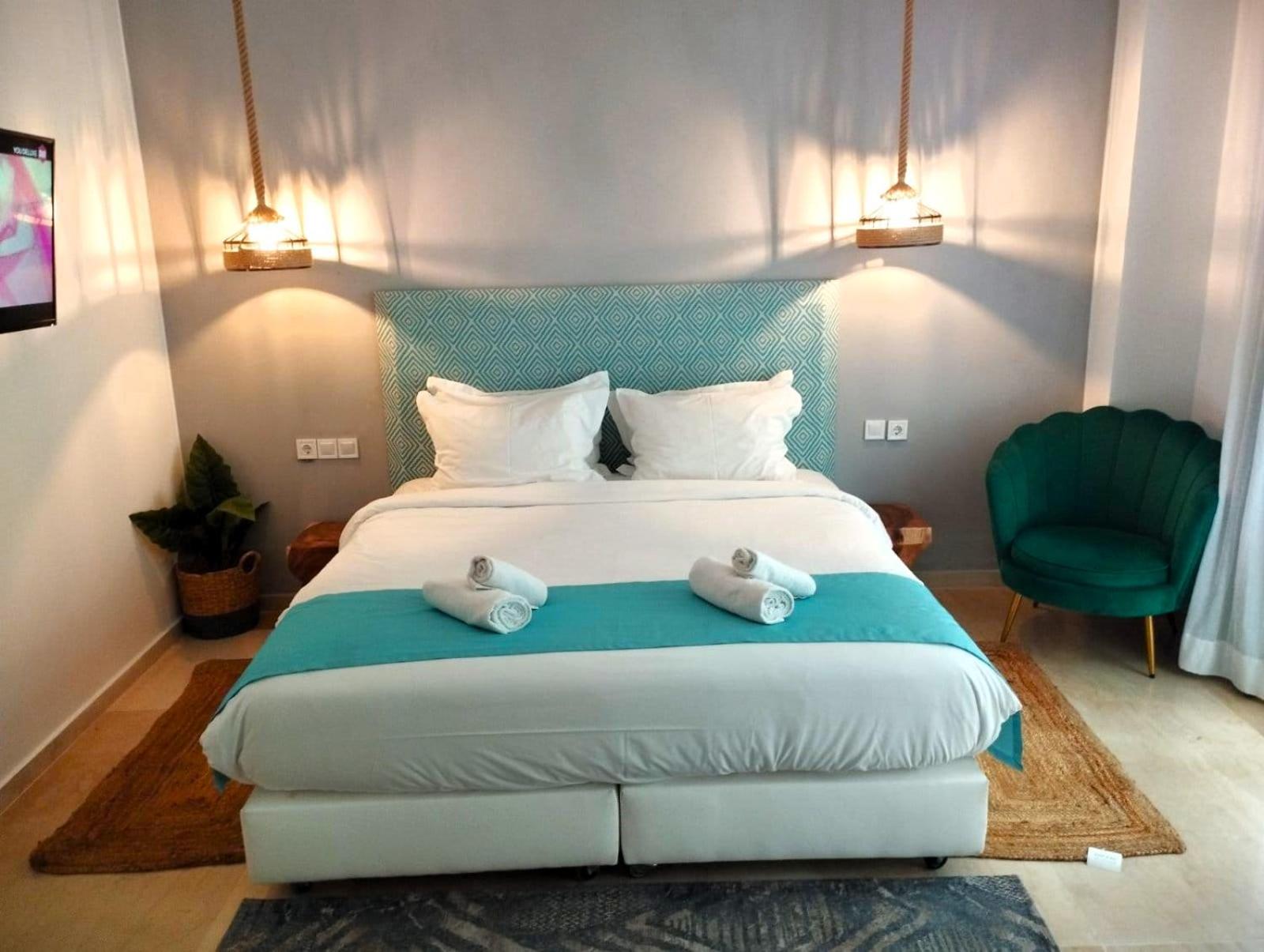 Large Double Room - Photo 1