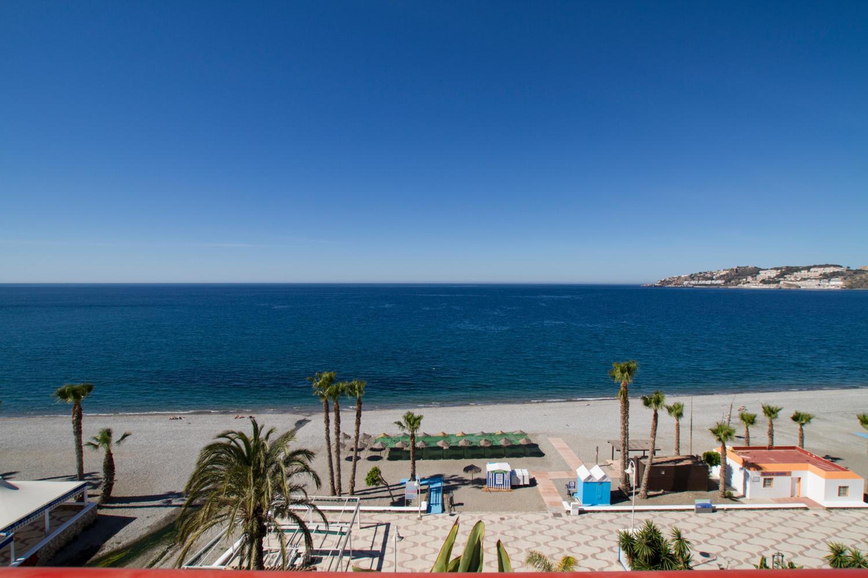 Double or Twin Room with Sea View - Photo 9