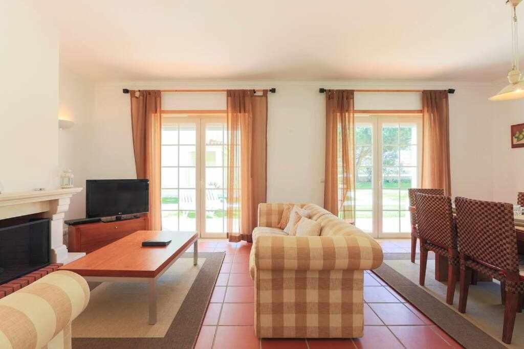 Three-Bedroom Apartment with Balcony photo 1