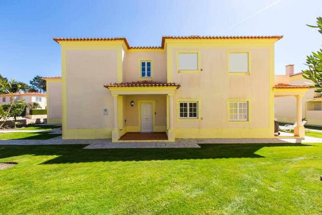 Three-Bedroom Apartment with Balcony photo 3