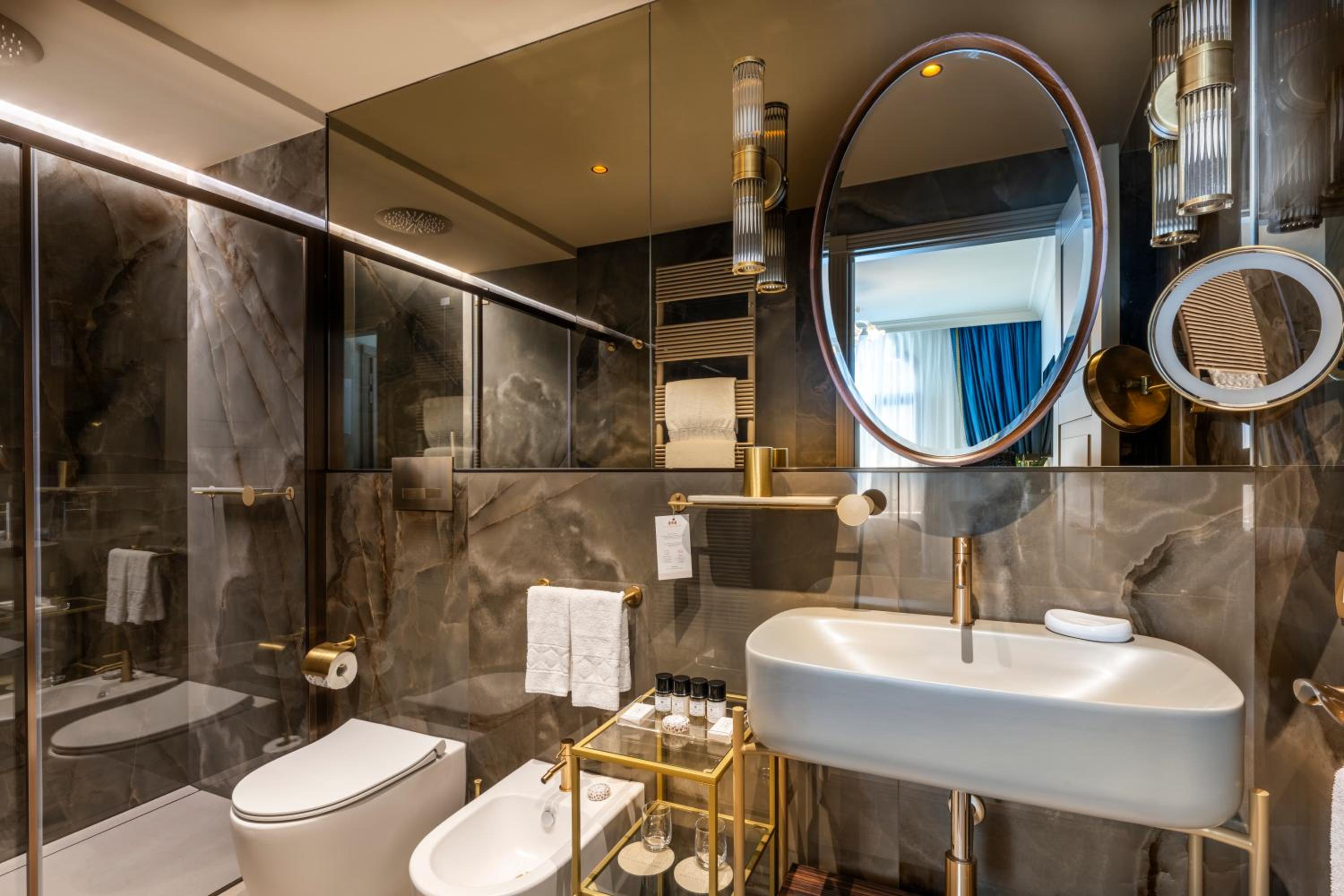 Deluxe Double Room with Canal View photo 3