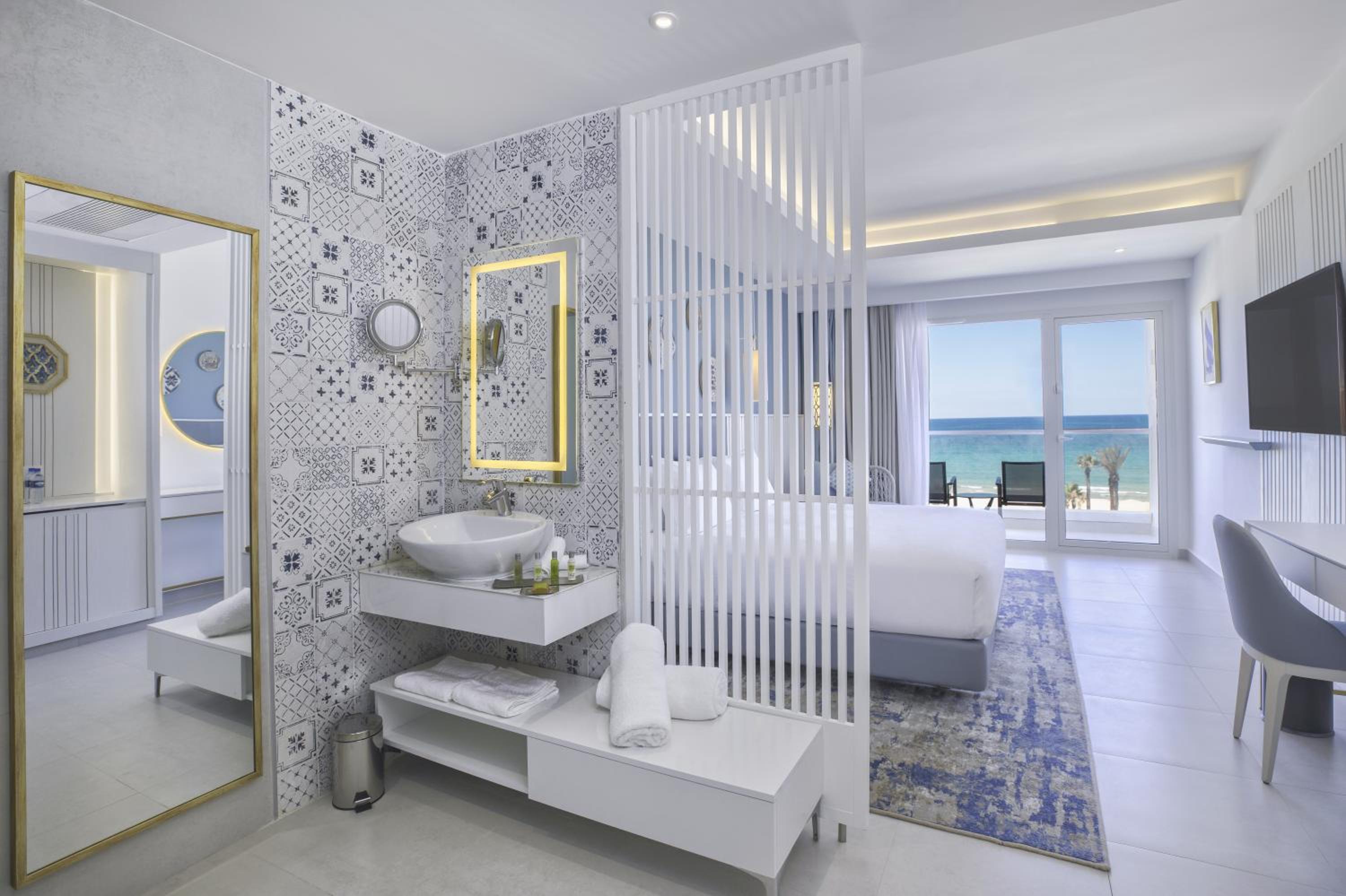 Deluxe King Room with Front Sea View - Photo 7