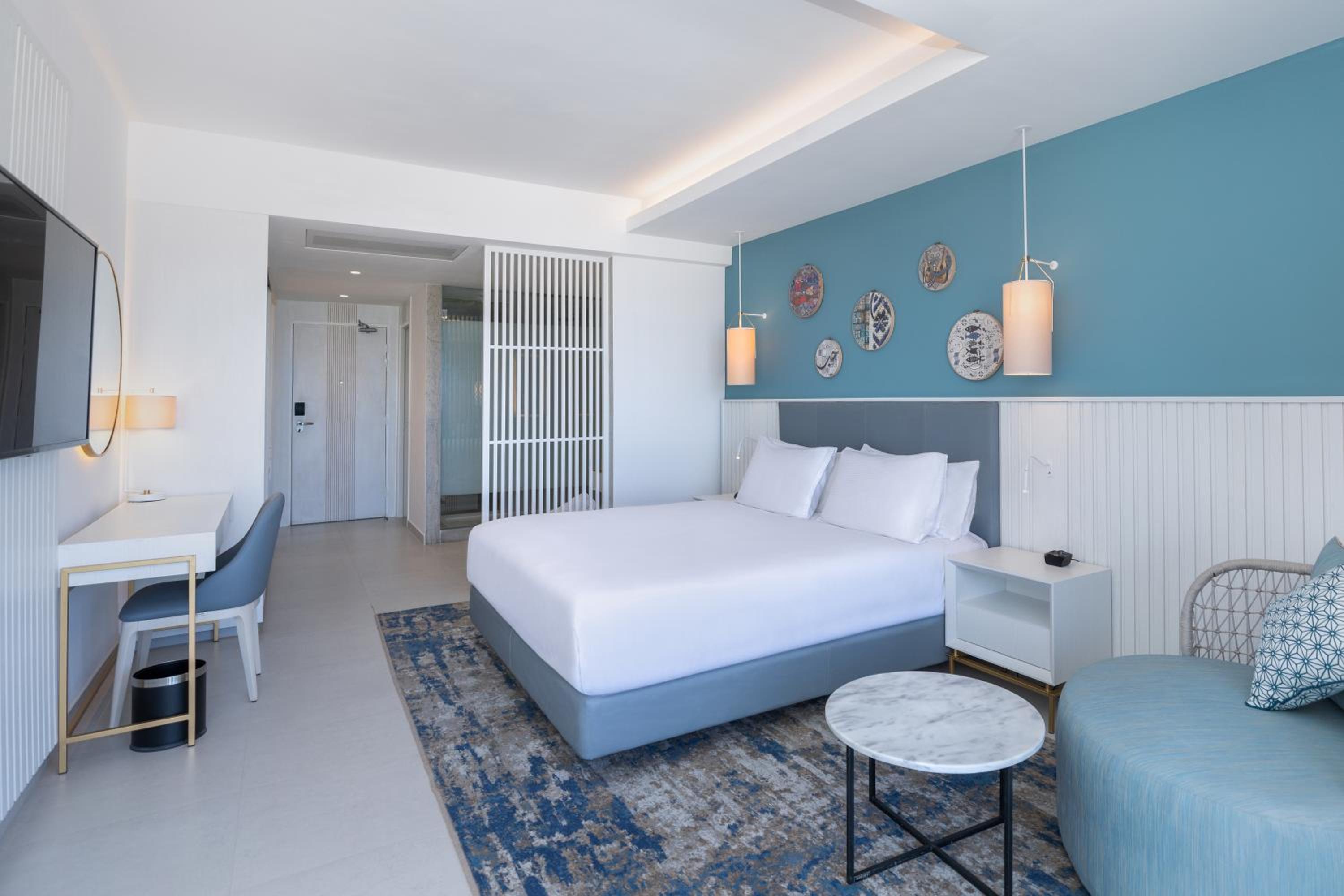Deluxe King Room with Front Sea View - Photo 6