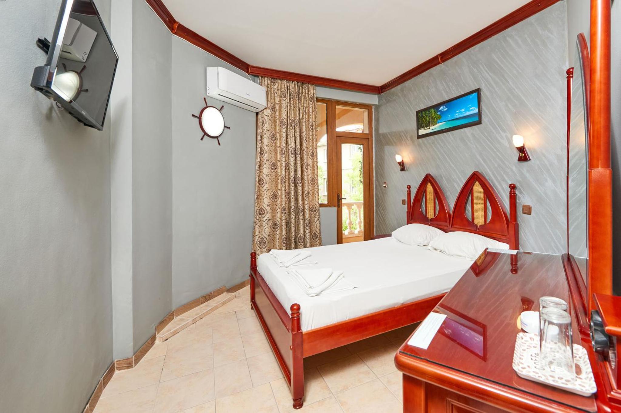 Family Room with Balcony photo 3