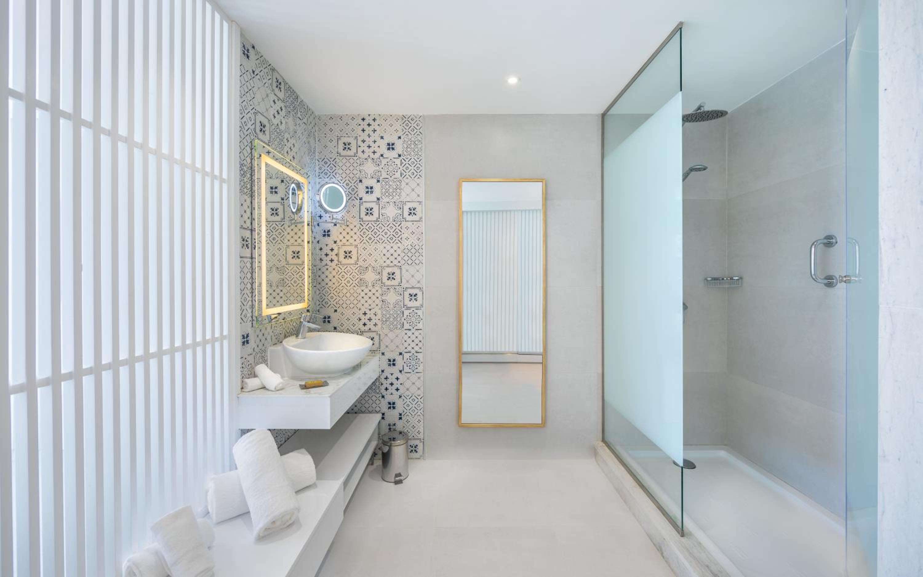 One-Bedroom King Suite with Partial Sea View - Photo 1