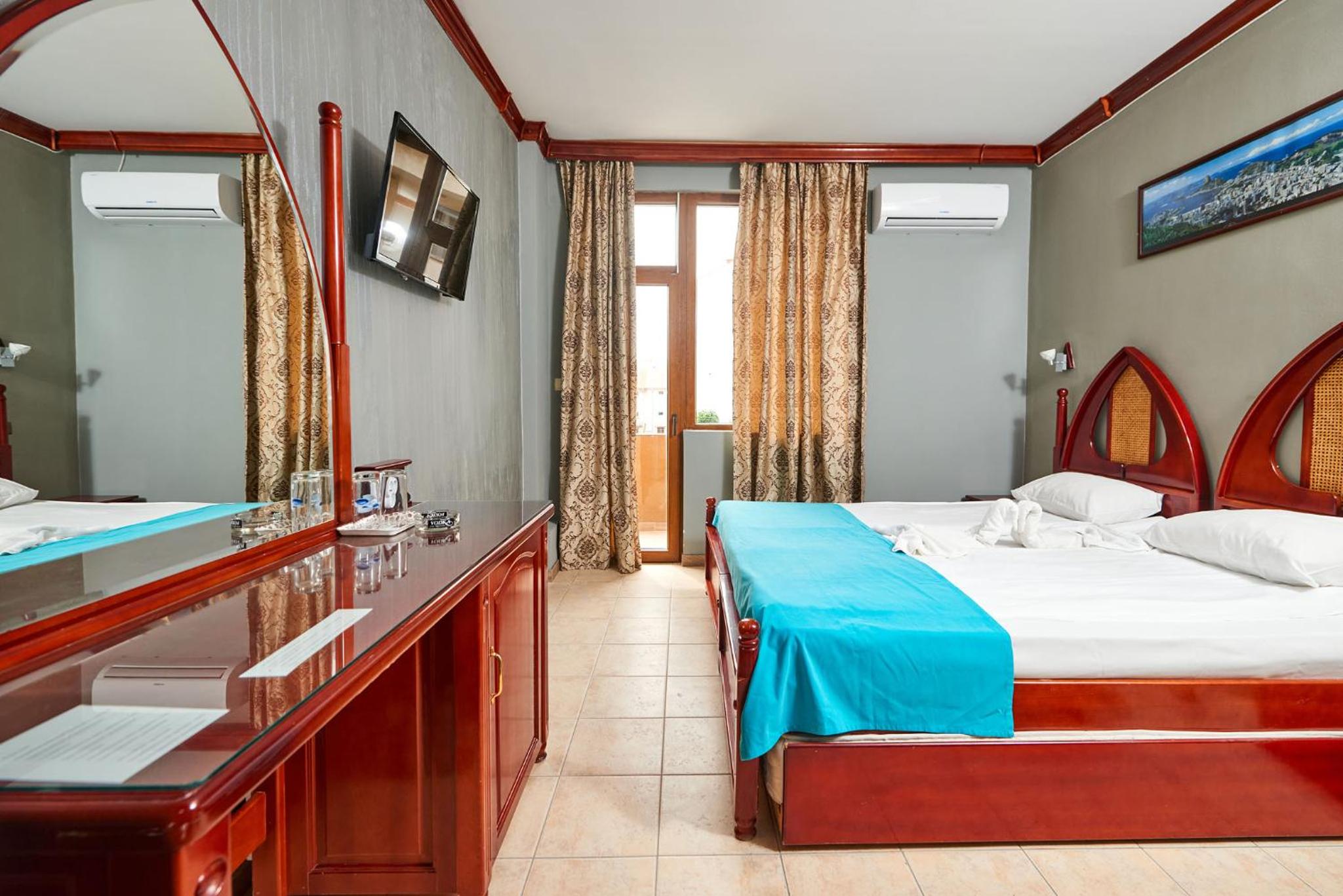 Double or Twin Room with City View photo 2