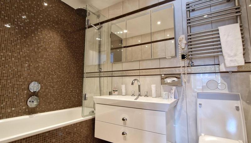Superior Double or Twin Room with Lake View - Photo 13