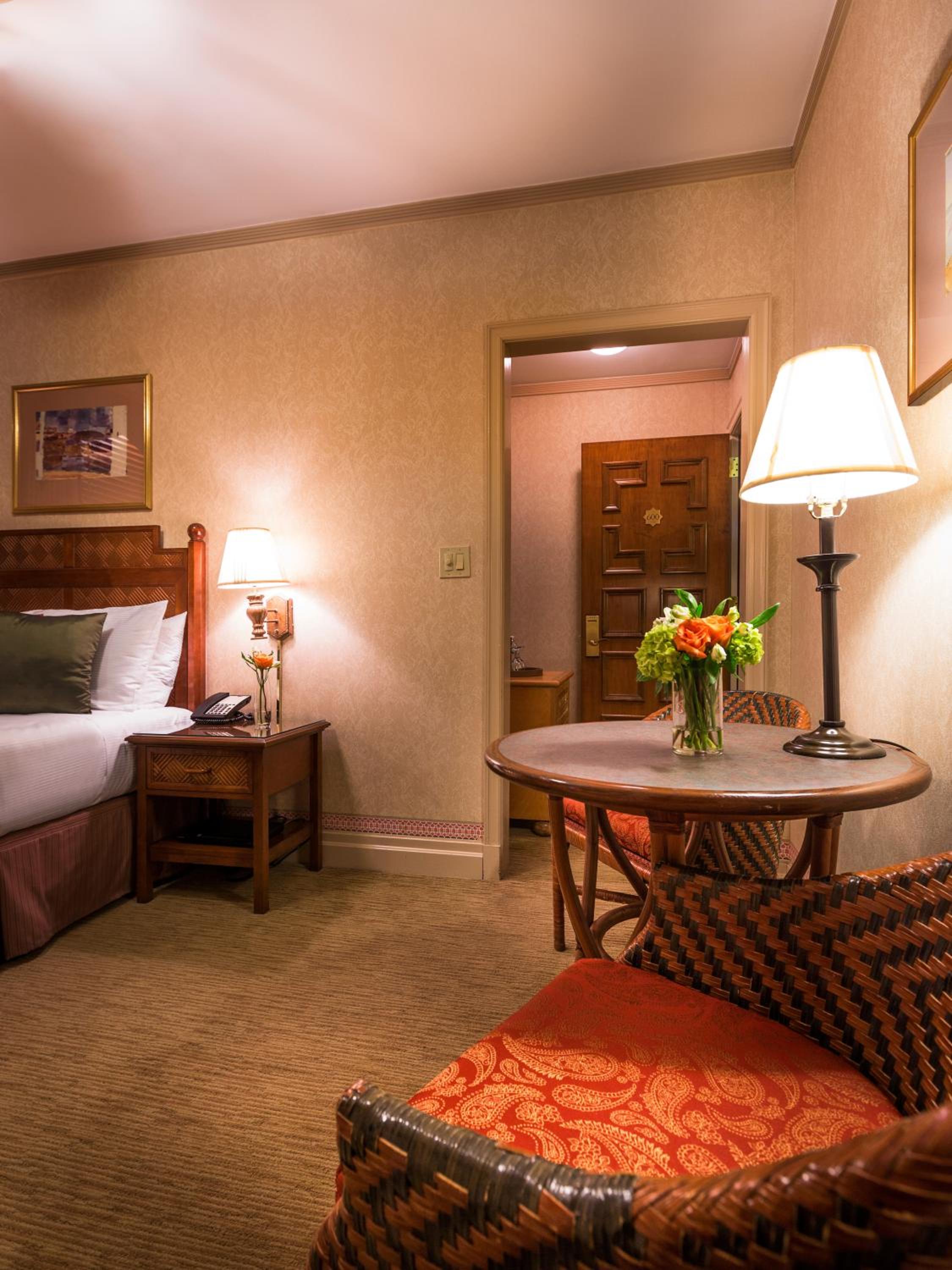 Petite Queen Room thumbnail 6