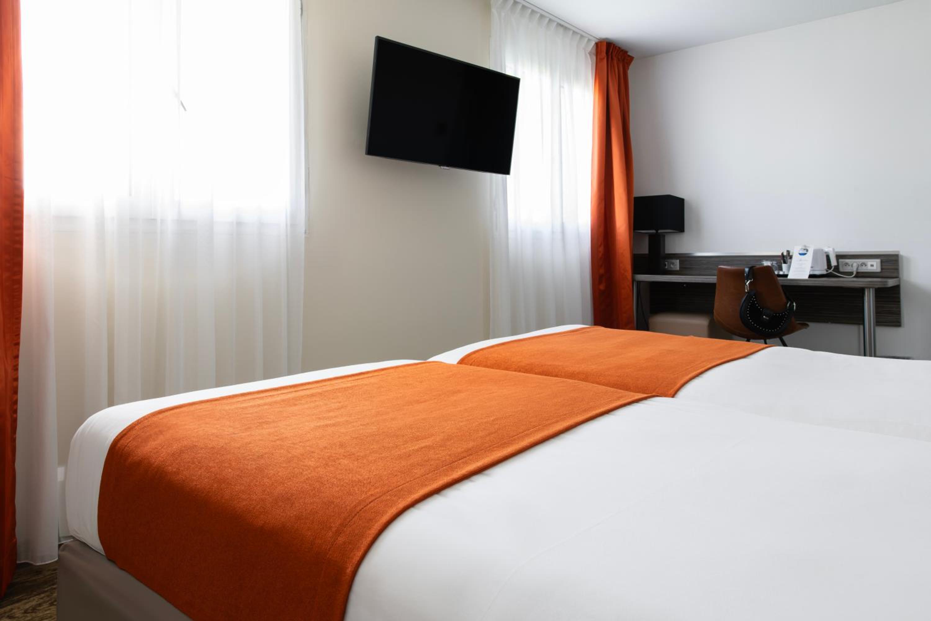 Standard Twin Room - Photo 1
