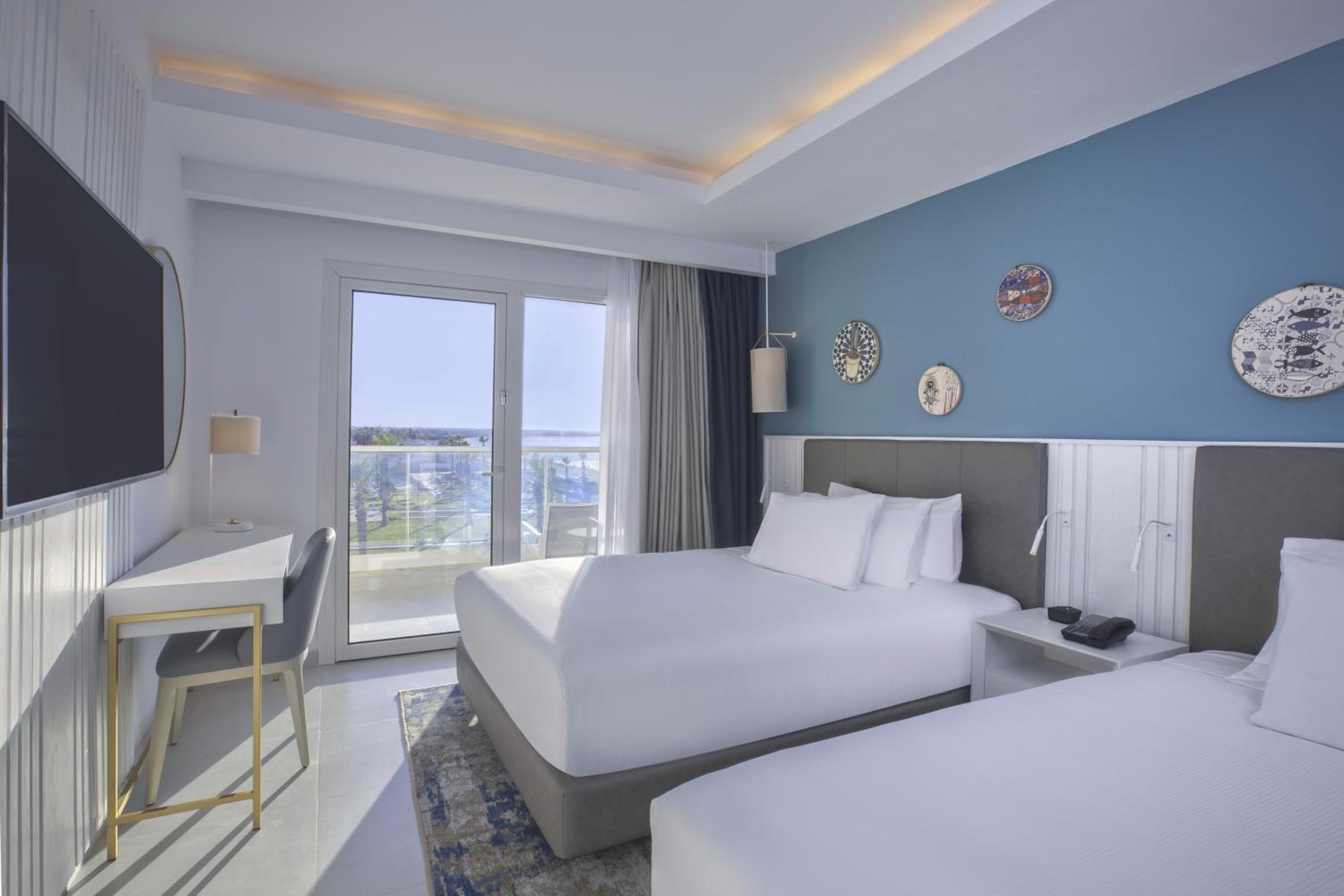One-Bedroom Queen Suite with Two Queen Beds - Front Sea View - Photo 7