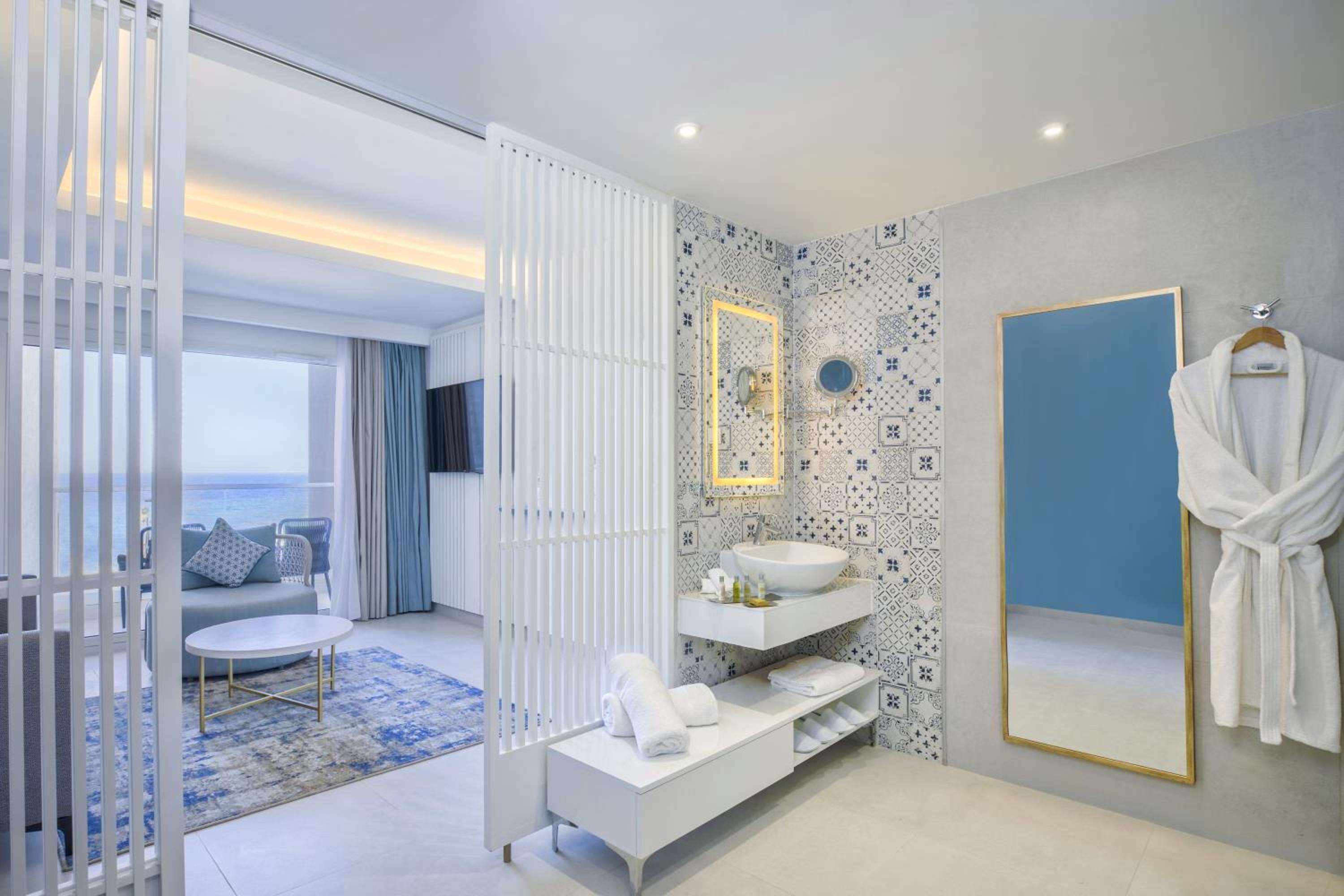 One-Bedroom Queen Suite with Two Queen Beds - Front Sea View - Photo 8