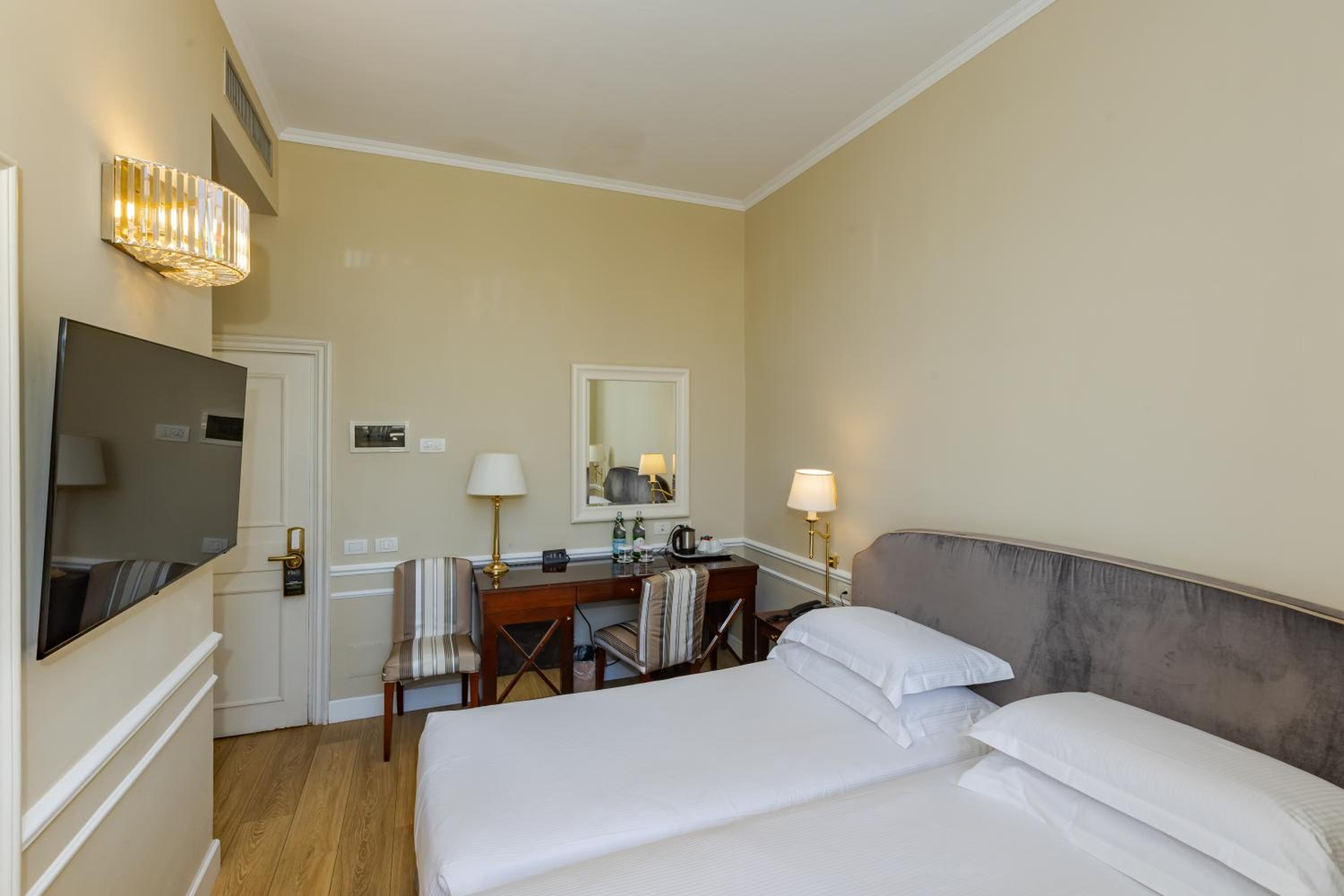 Classic Double or Twin Room with City View thumbnail 5