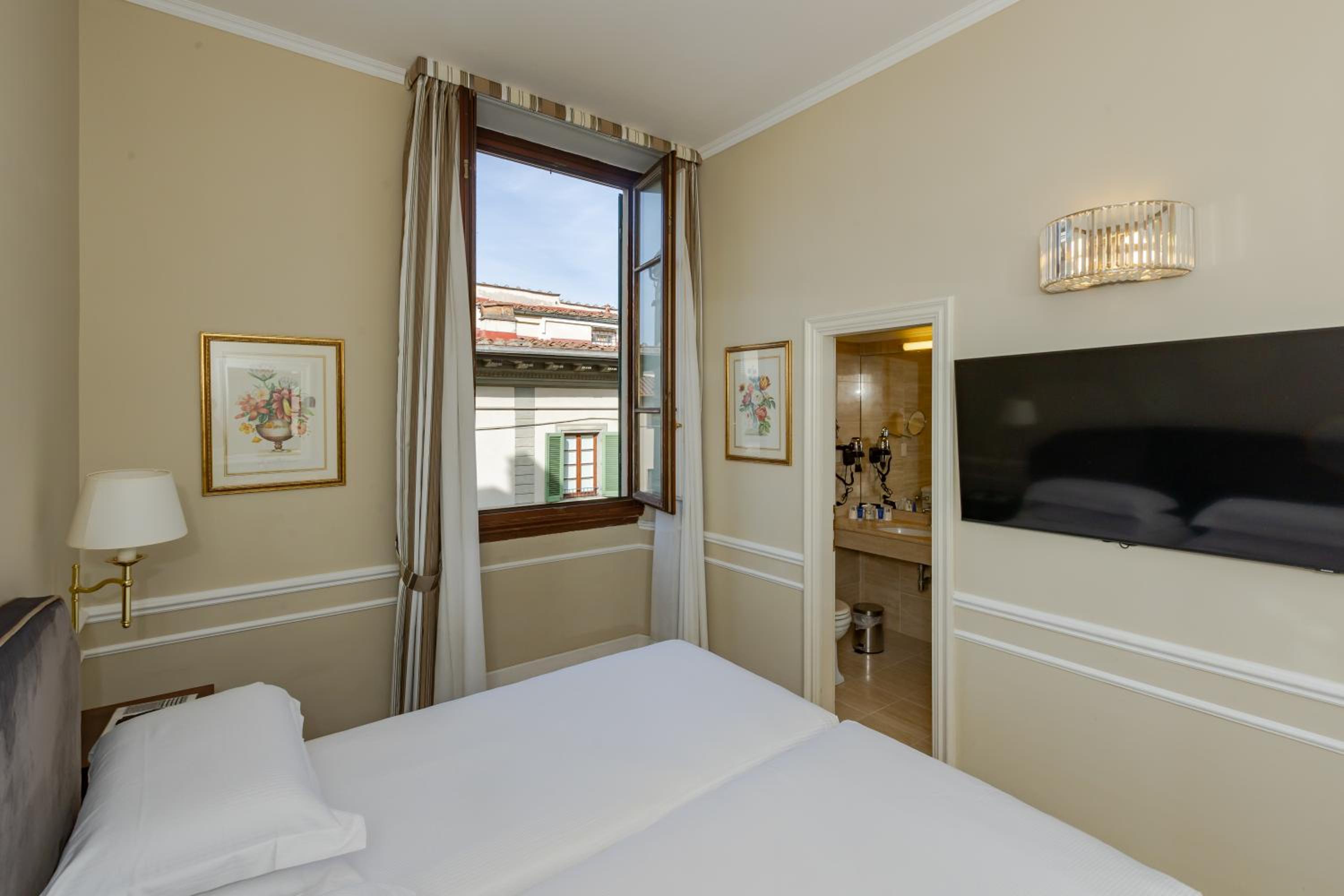 Classic Double or Twin Room with City View