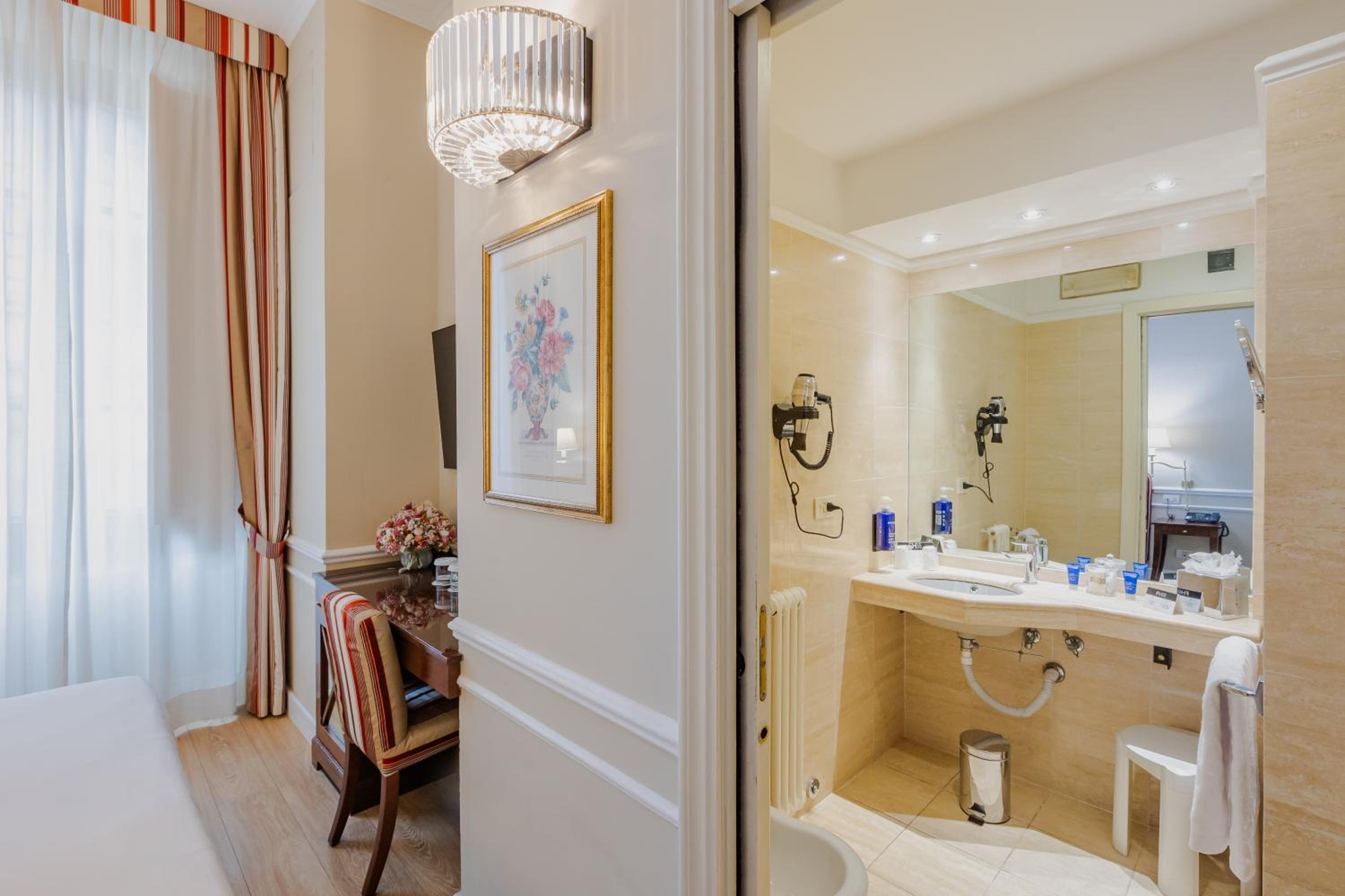 Classic Double or Twin Room with City View - Photo 7