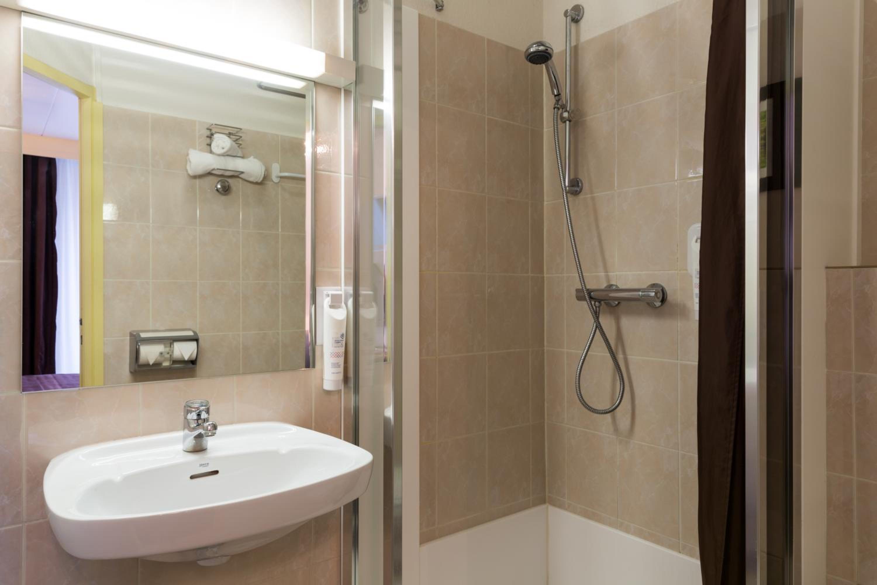 Standard Quadruple Room - Photo 6