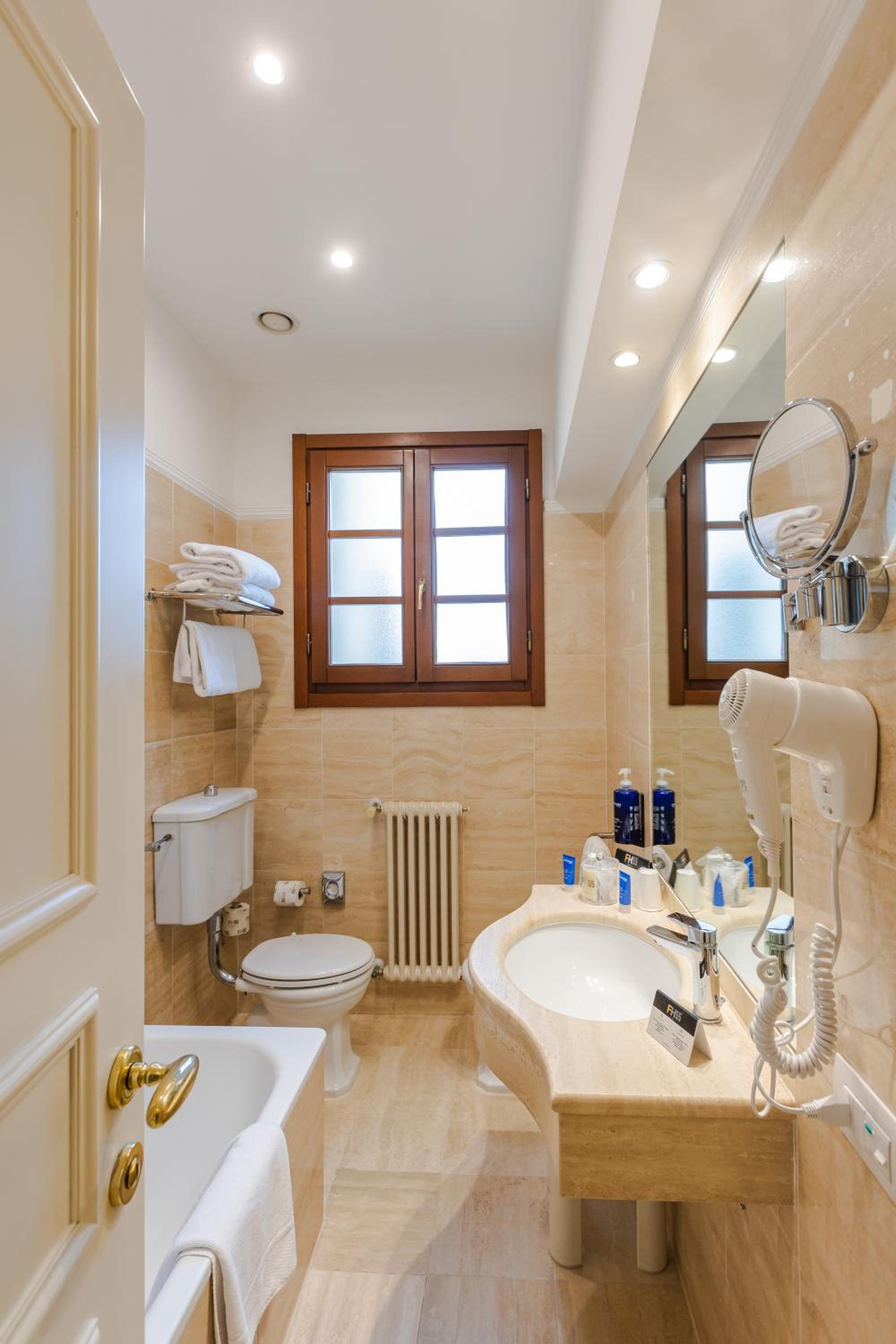 Superior Double or Twin Room with City View thumbnail 6