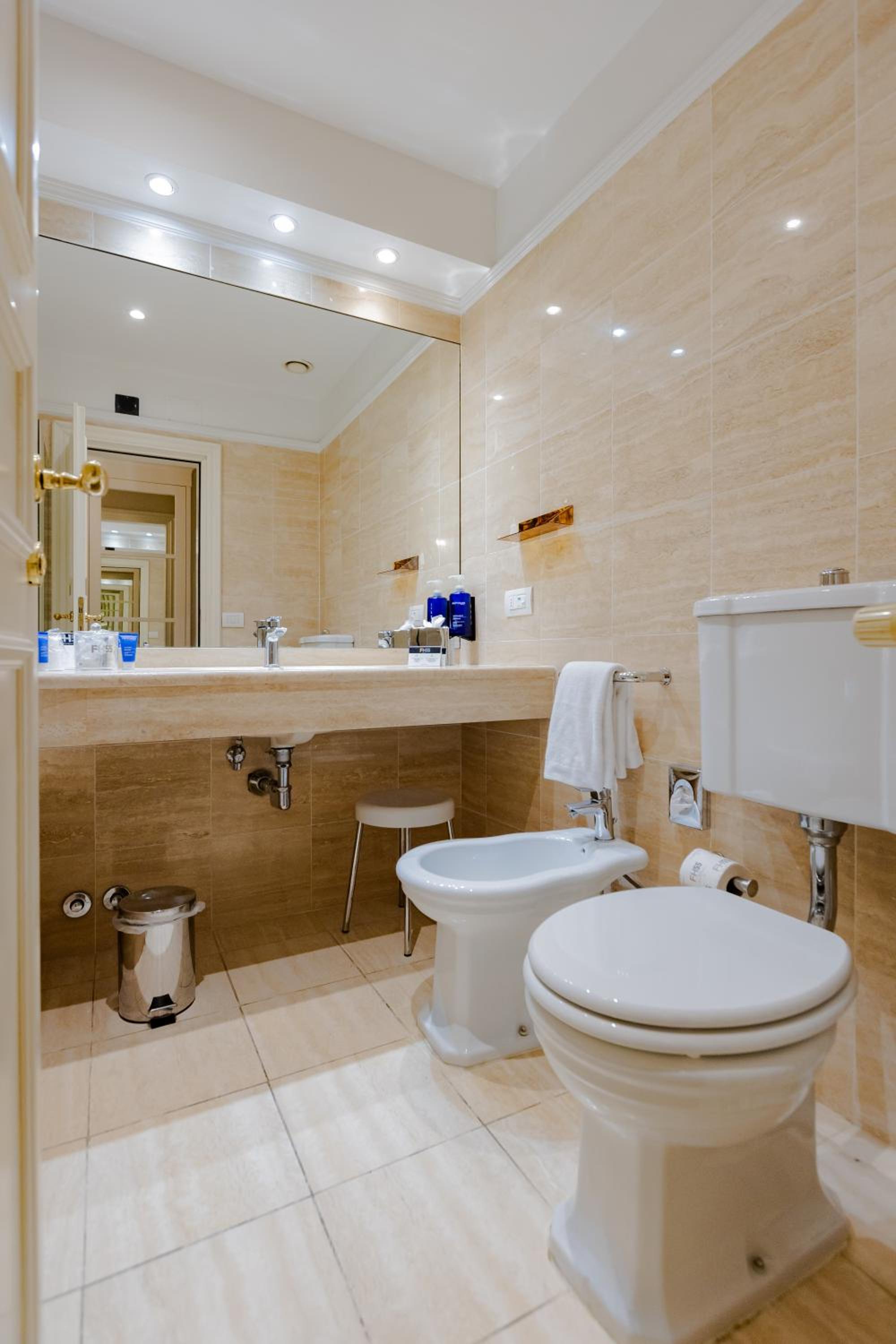 Superior Double or Twin Room with City View thumbnail 5