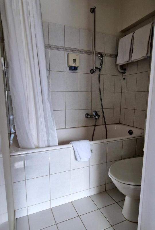 Double or Twin Room with Lake View - Photo 5