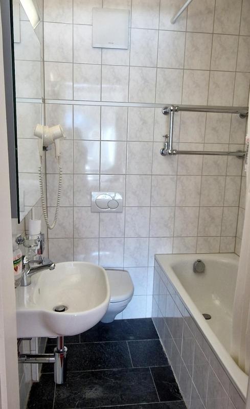 Double or Twin Room with Lake View - Photo 4