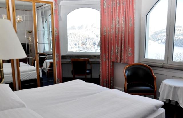 Double or Twin Room with Lake View - Photo 3