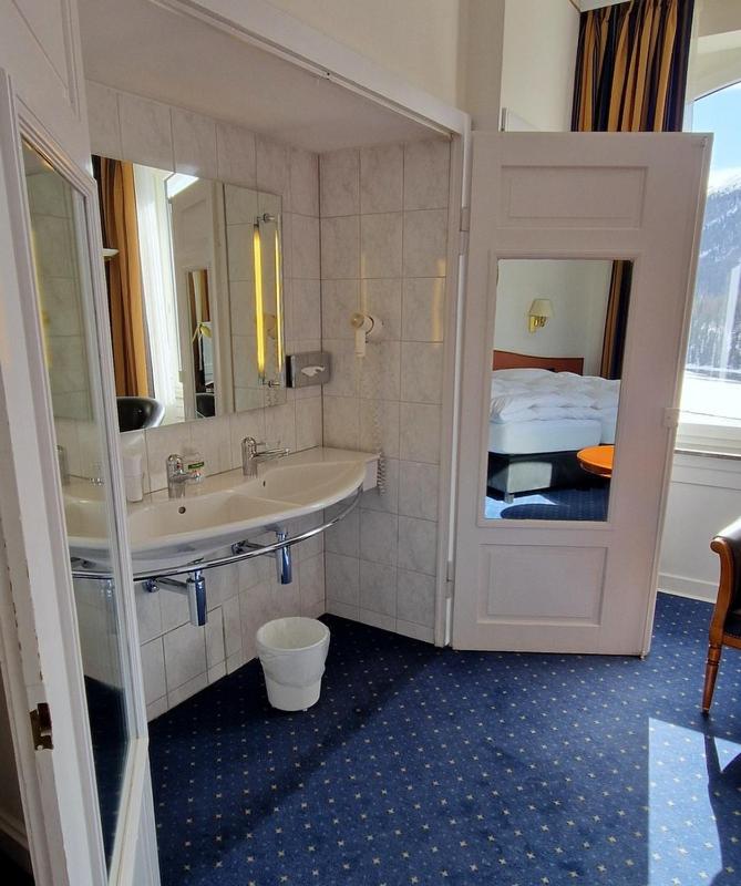 Double or Twin Room with Lake View - Photo 10
