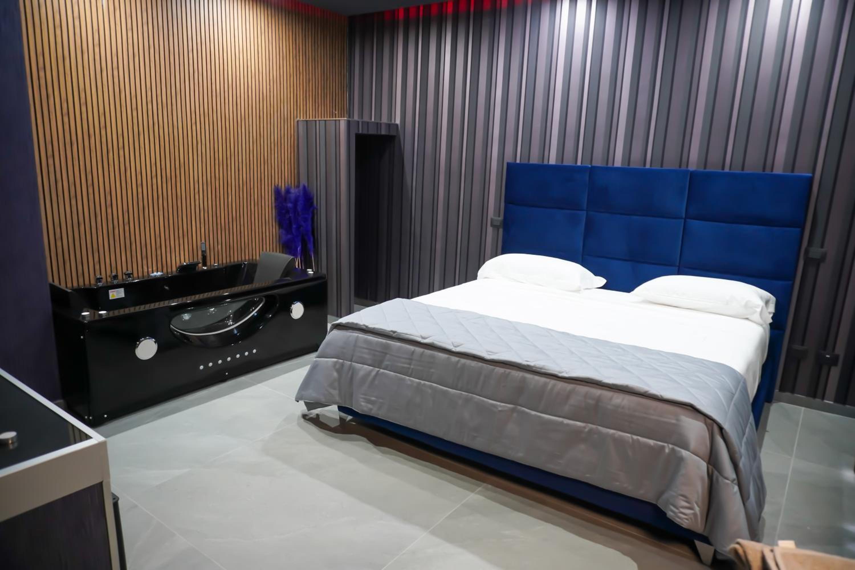 King Suite with Spa Bath photo 3