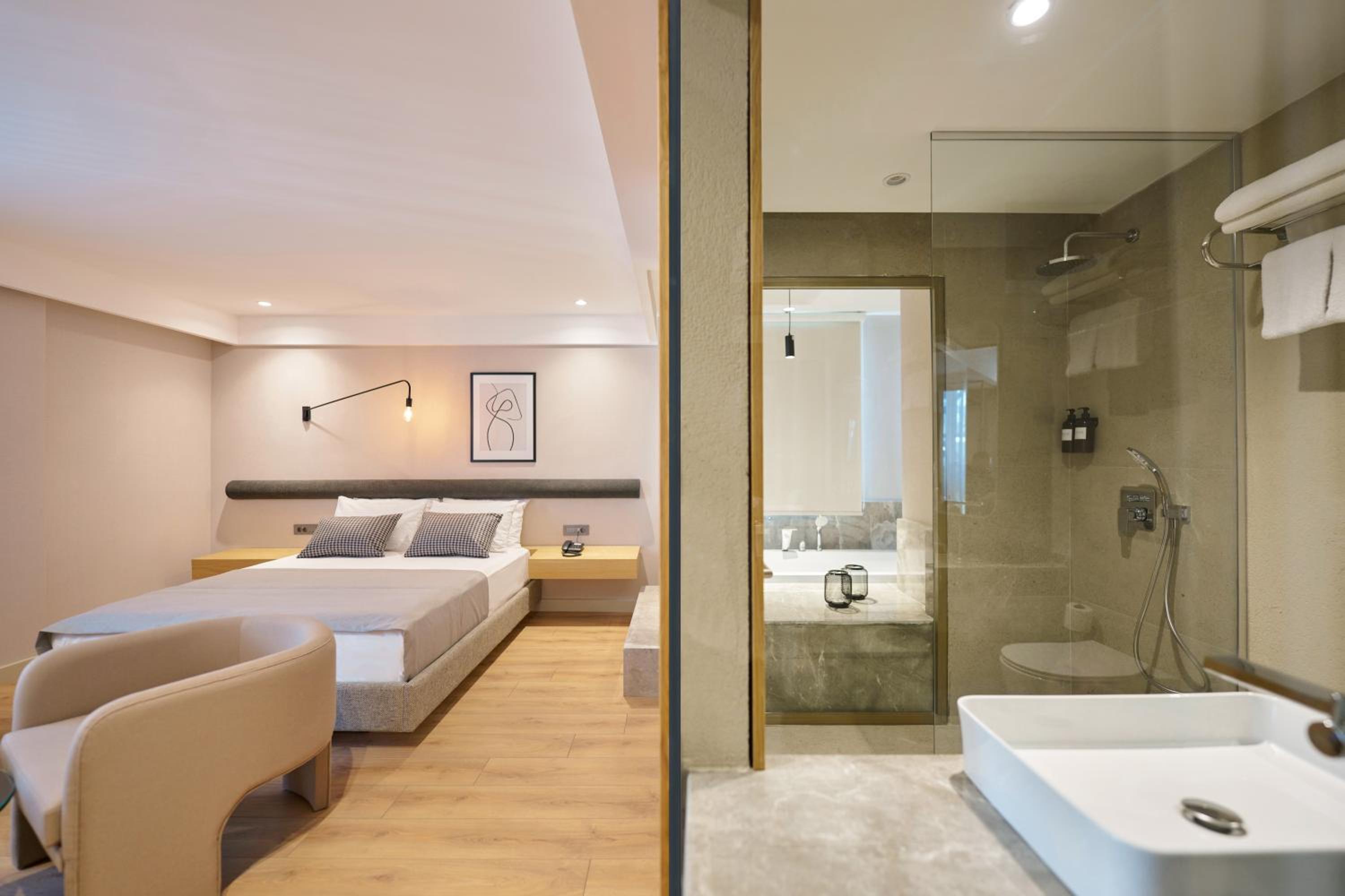 Deluxe Suite with Spa Bath